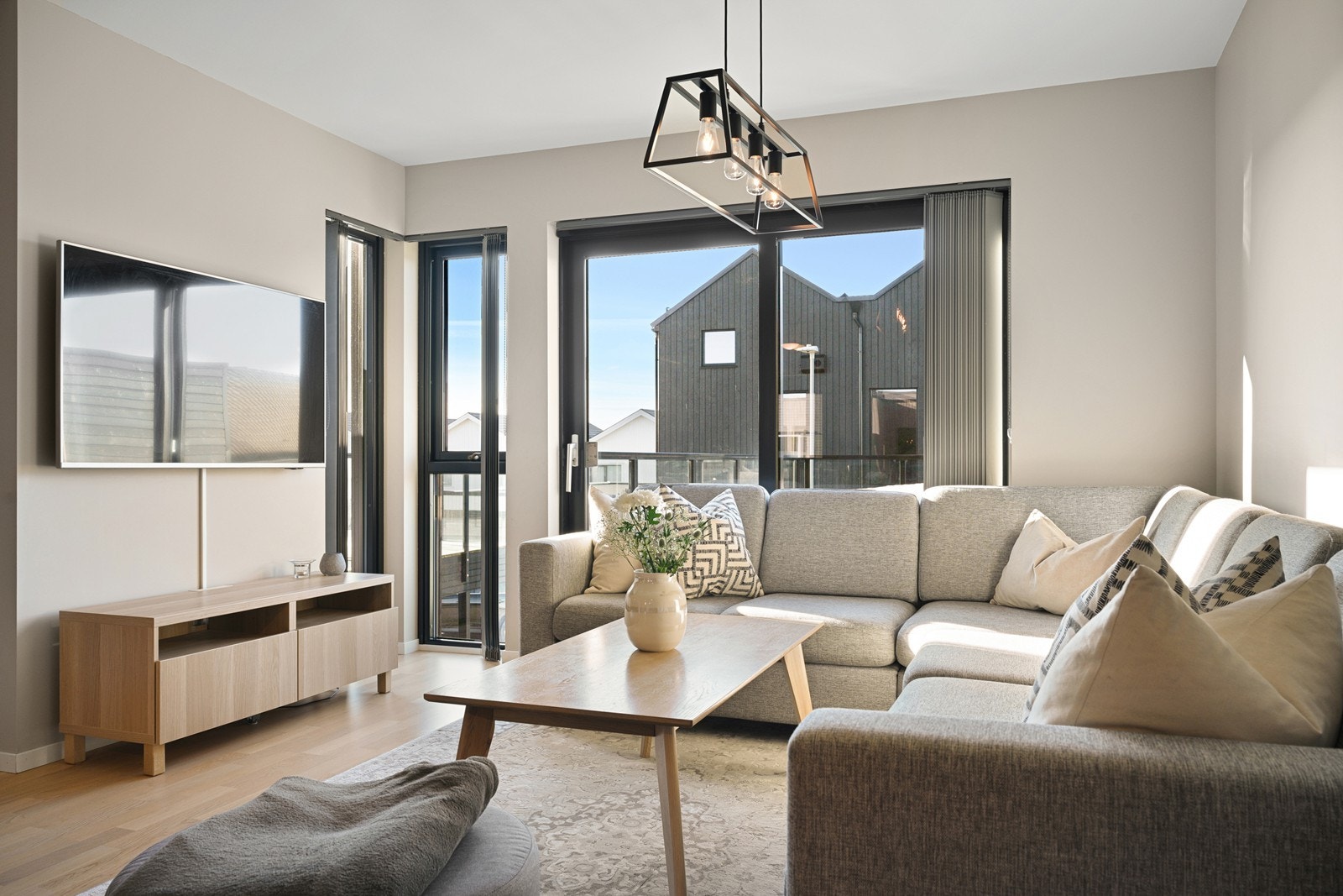 Fra stuen er det utgang til en stor og solrik takterrasse med plass til flere sittegrupper, perfekt for lange sommerkvelder. Galleribilde