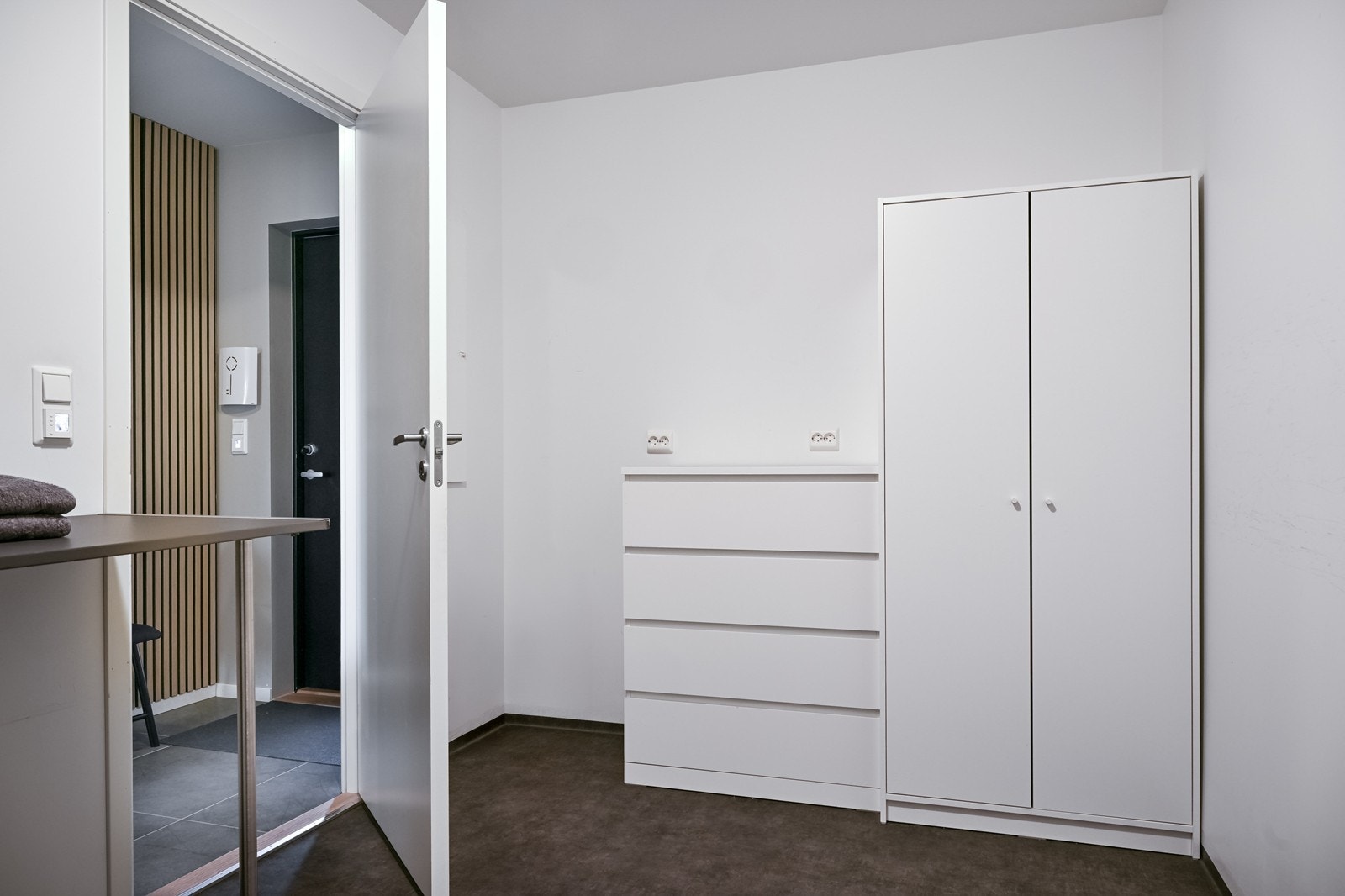 Romslig vaskerom med gode arbeidsflater og oppbevaringsmuligheter, en praktisk løsning i en travel hverdag Galleribilde