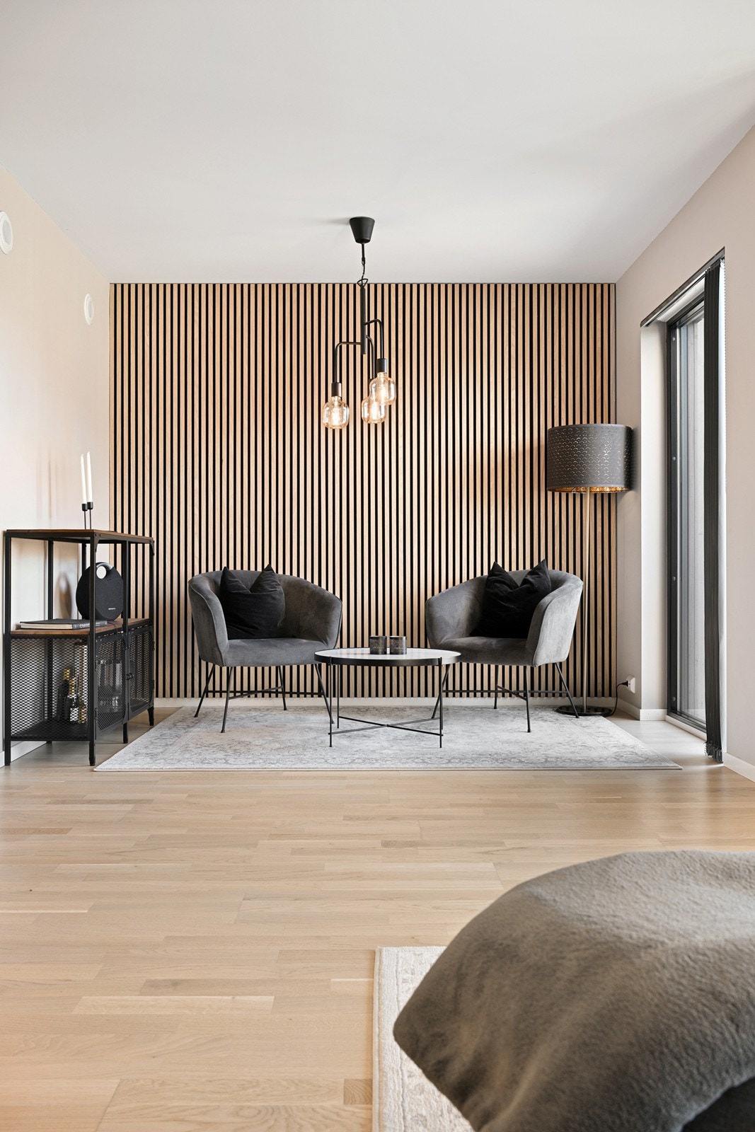 Det er mulighet for flere sittegrupper i stuen Galleribilde