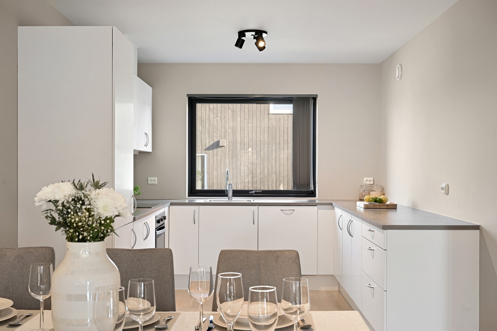 Kjøkken med god skap- og benkeplass Galleribilde