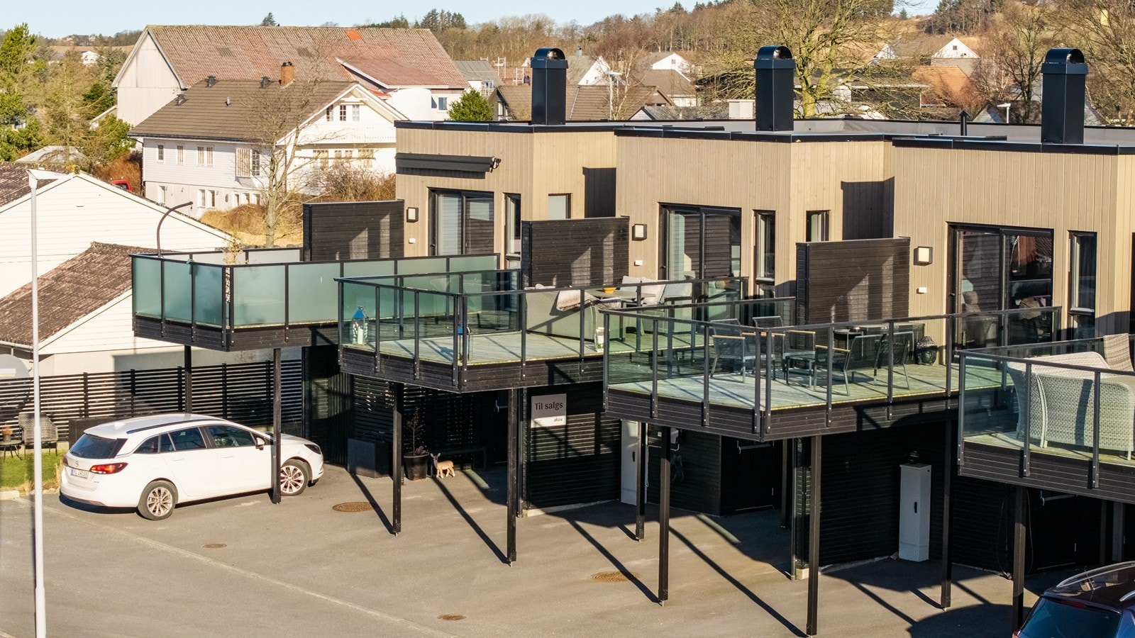 Eiendommen har en rolig og attraktiv beliggenhet helt innerst i en endegate uten gjennomgangstrafikk. Galleribilde