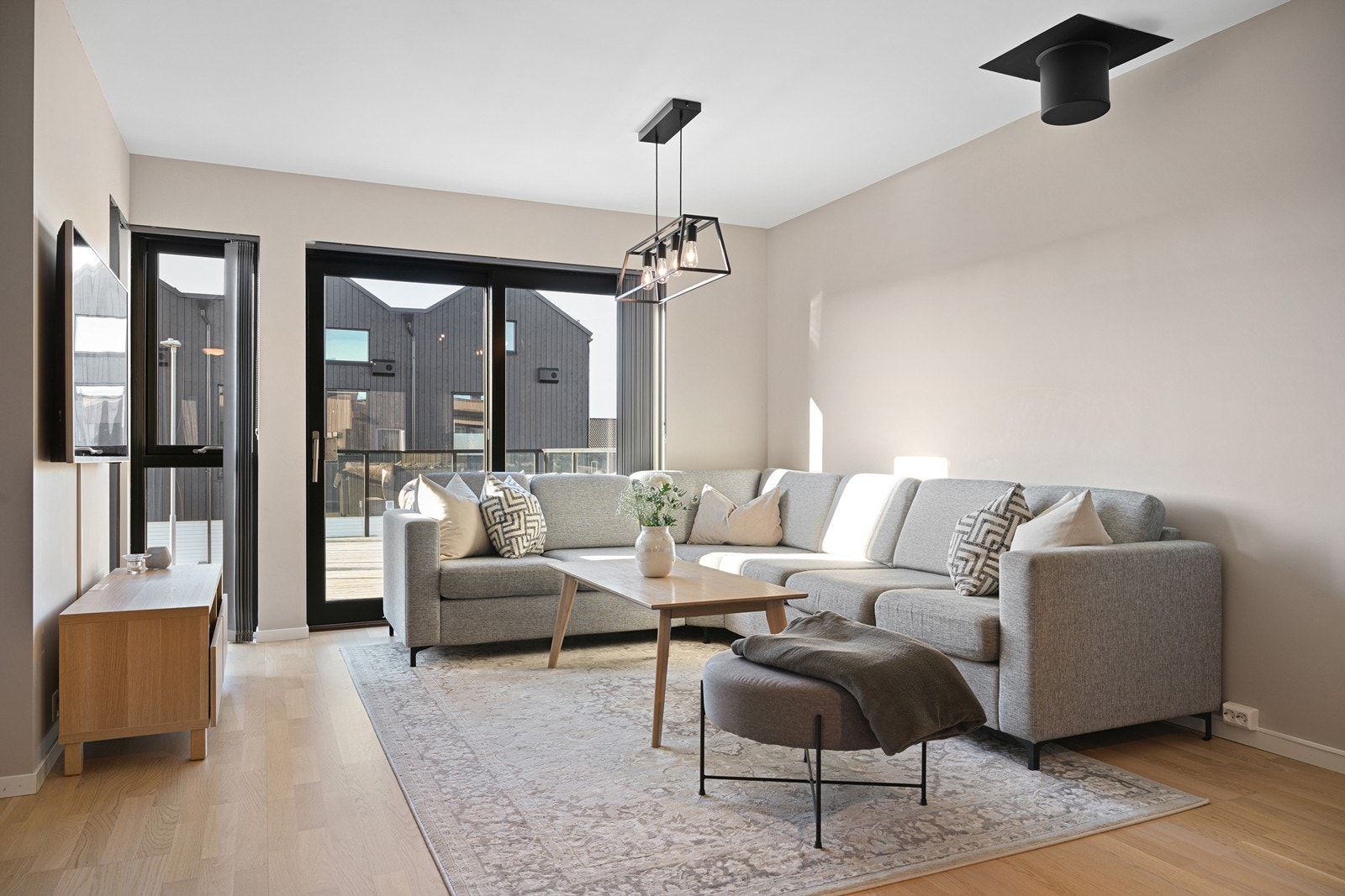 Store vindusflater slipper inn rikelig med dagslys og gir en behagelig romfølelse. Galleribilde