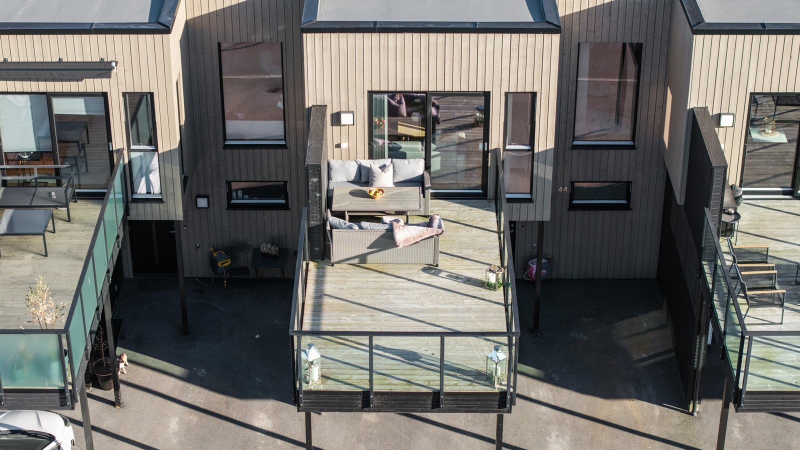 Sørvestvendt takterrasse med gode solforhold og fin plass til utemøbler Galleribilde