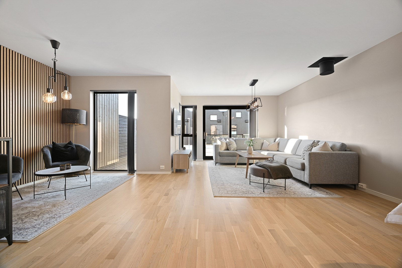 Velkommen inn! 2. etasje åpner boligen seg opp med stue og kjøkken i en lys og luftig løsning - God plass til flere soner Galleribilde