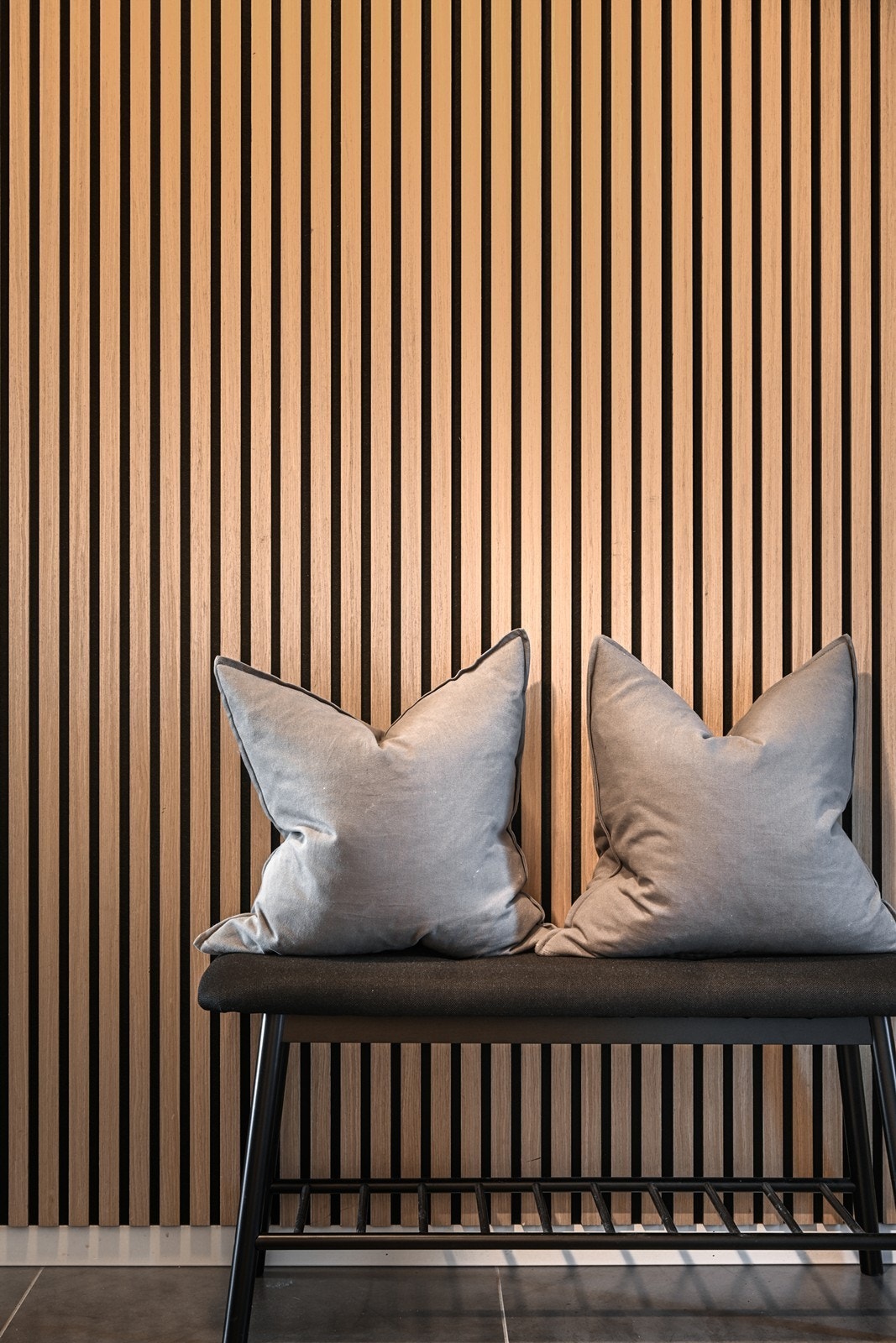 Entré med dekorativ spilevegg og flislagt gulv med varmekabler Galleribilde