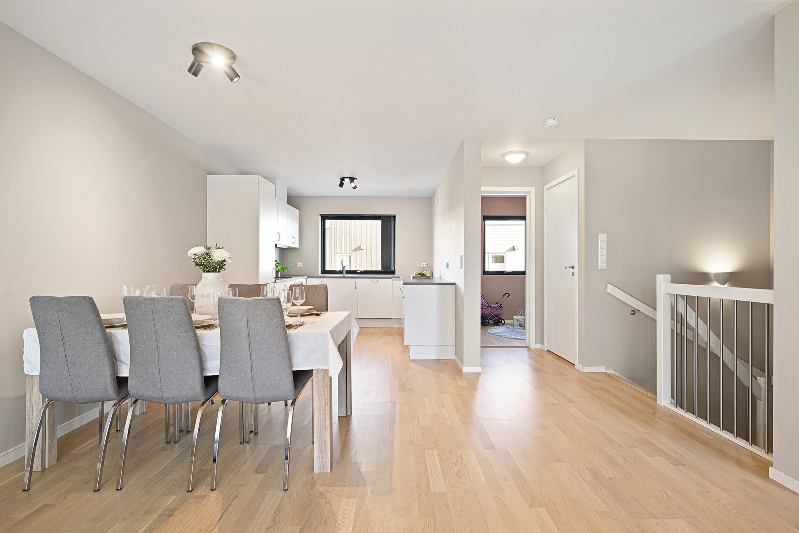 Den åpne planløsningen skaper et naturlig samlingspunkt for familie og gjester, med god plass til både sofagruppe og spisebord Galleribilde