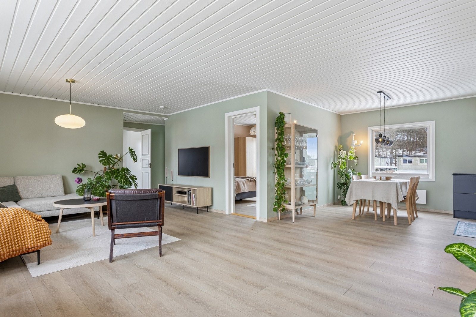 Innbydende stue med pene gulv og slette, malte overflater. Galleribilde