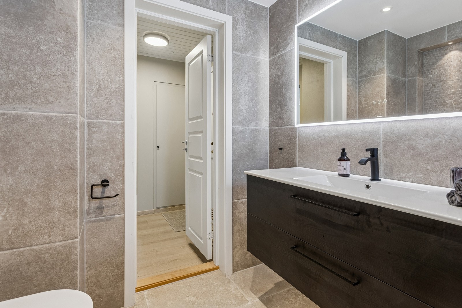 Bad/wc med lekre fliser og moderne innredning. Galleribilde