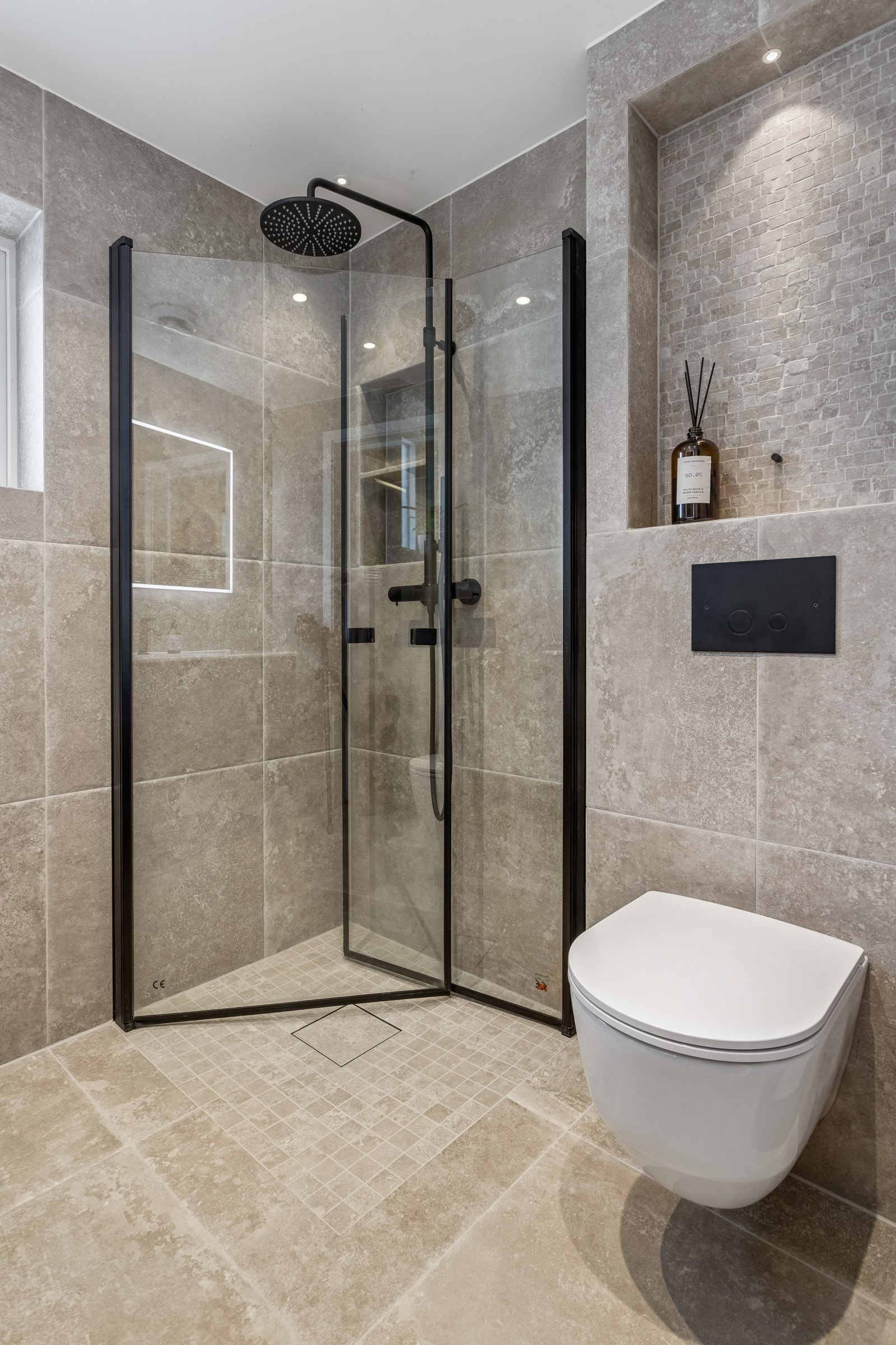 Badet er utstyrt med dusj med inn/utadslående dusjvegger, heldekkende servant med underskap, samt speil med lys og varme. Galleribilde