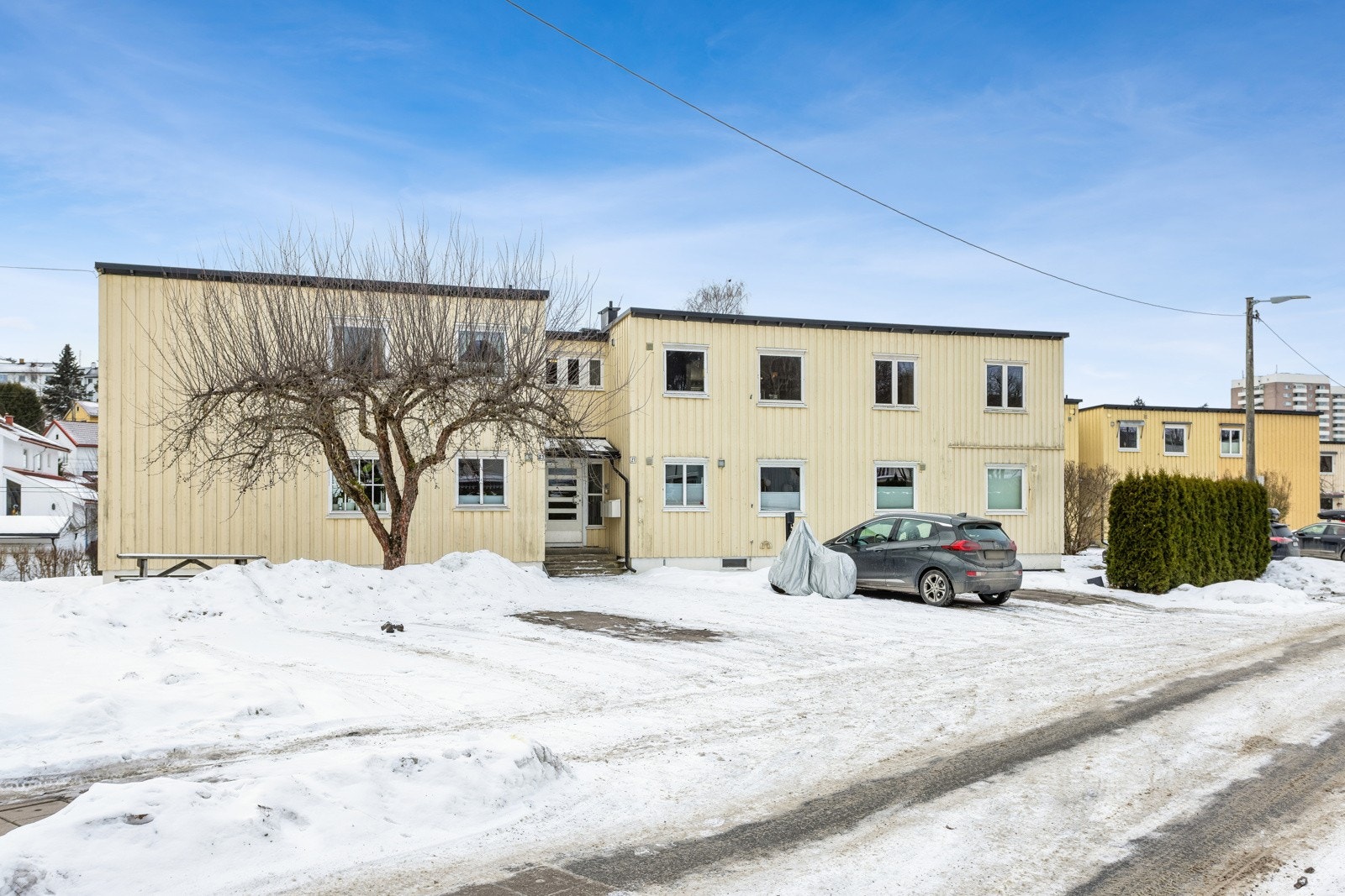 Leiligheten har god intern beliggenhet i idylliske omgivelser med parkeringsplass med EL rett utenfor døren. Galleribilde