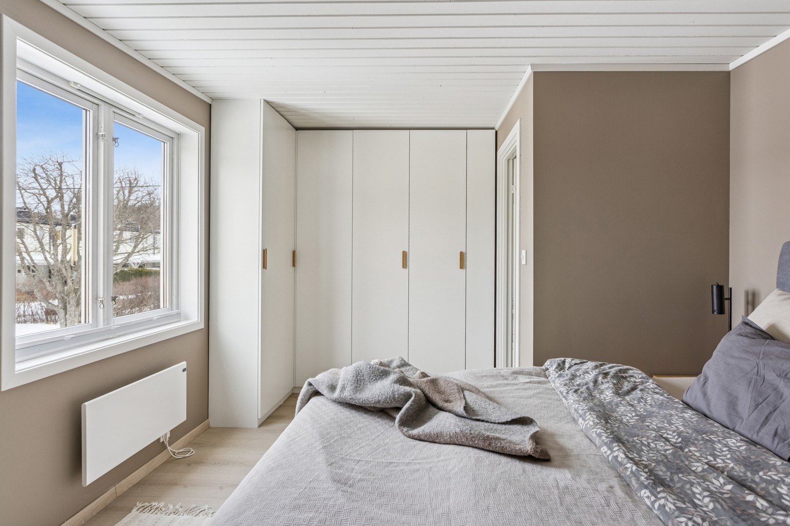Hovedsoverom med god plass til dobbeltseng, nattbord mm. Godt med garderobeskap som medfølger. Galleribilde