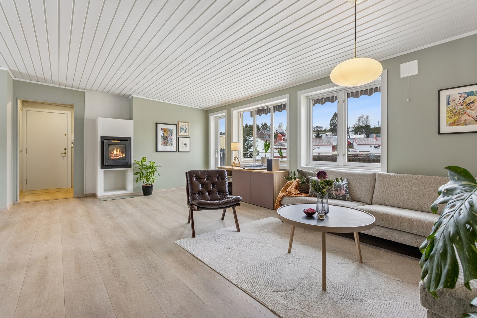 Romslig stue med peis og gode møbleringsmuligheter. Galleribilde