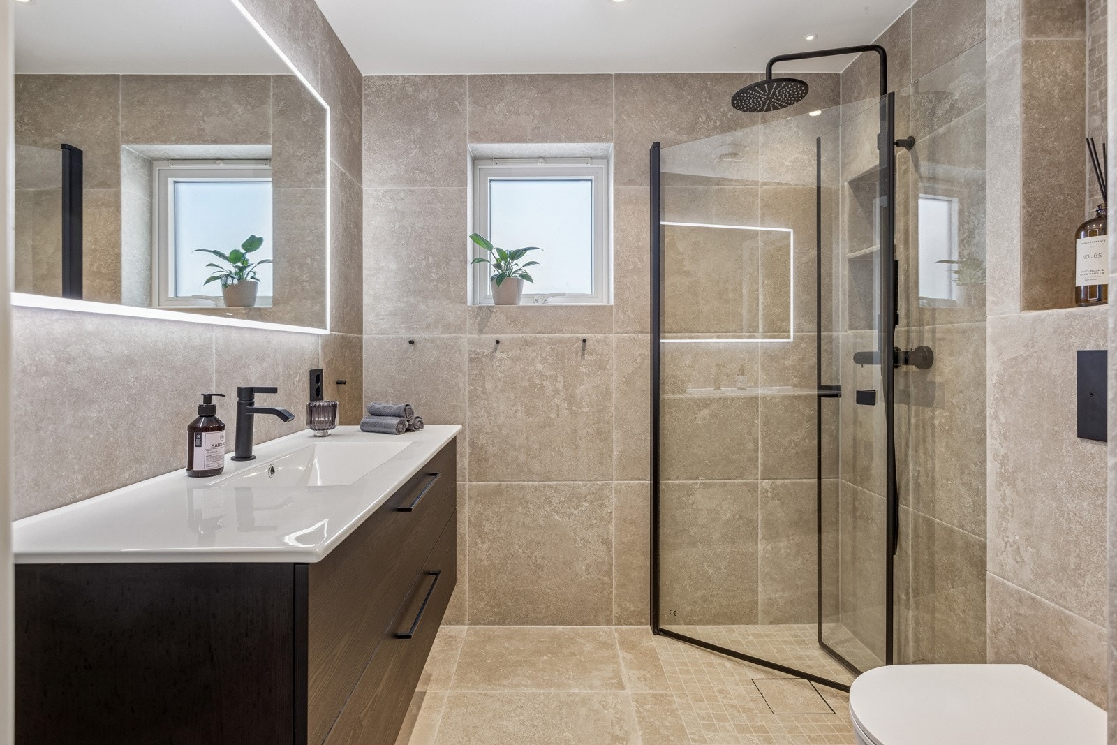 Lekkert, utvidet og flislagt baderom fra 2023. Badet er renovert med nye overflater, membranløsninger, sluk, røropplegg, varmekabler, innredning og sanitærutstyr. Galleribilde