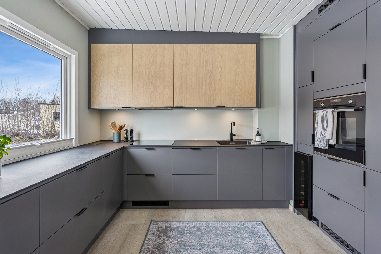 Fint kjøkken med særdeles god skap- og benkeplass. Galleribilde