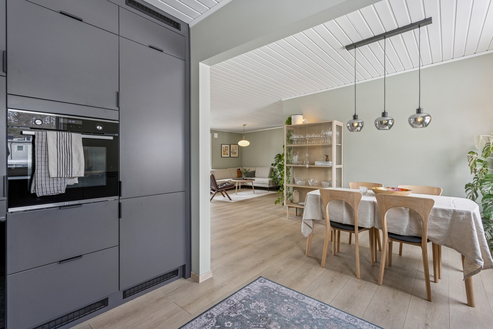 Alle hvitevarer og vinskap er integrert og medfølger. Galleribilde