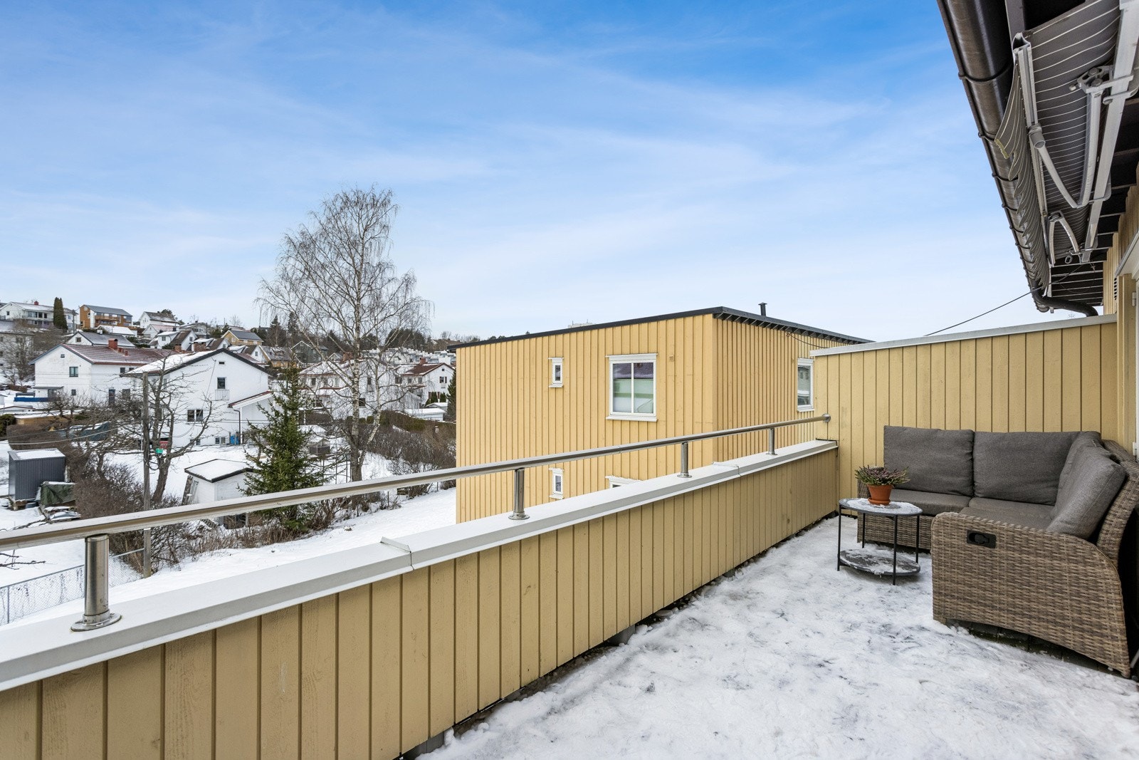 Vestvendt, solrik veranda (ny i 2017) på 13 kvm med hyggelig utsikt og god plass til utemøbler og grill. Galleribilde