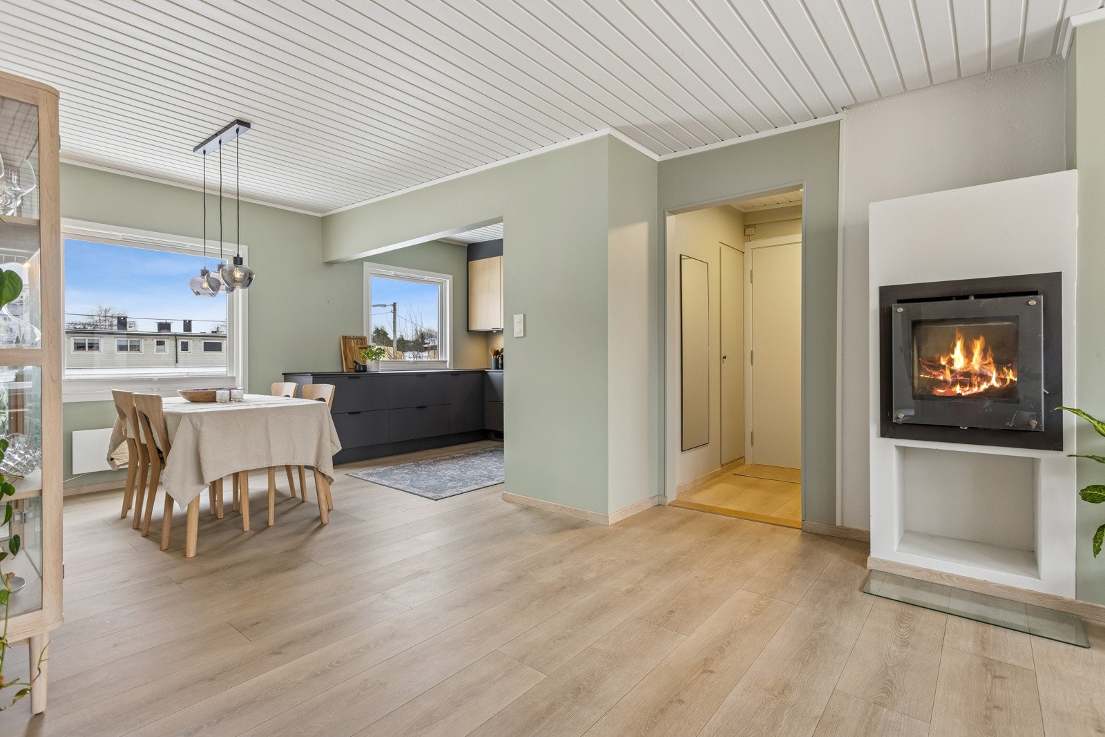 Åpen og fin stue /kjøkkenløsning. Galleribilde