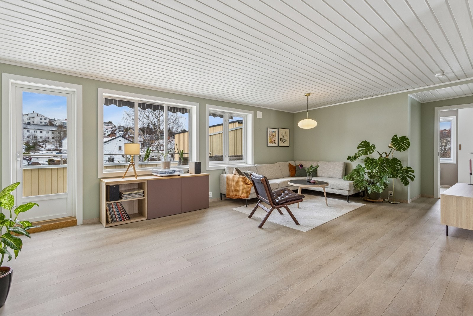 Lys og stor stue med vinduer som gir godt med lys inn. Galleribilde