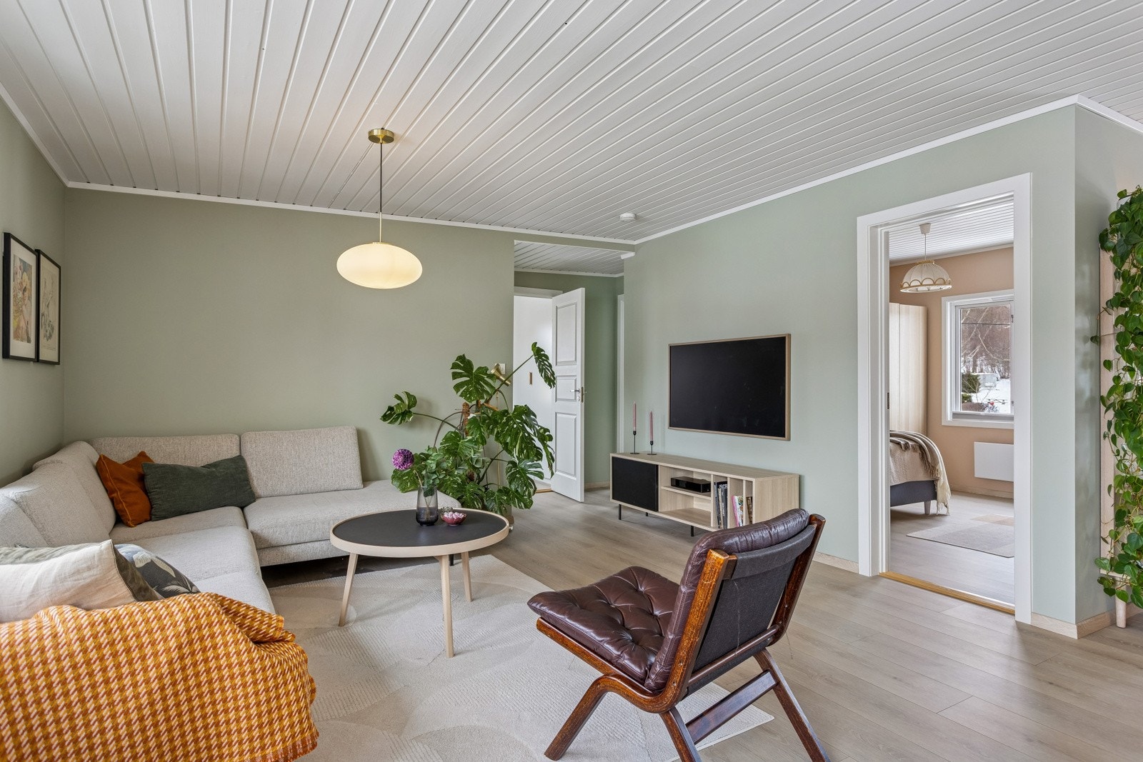 Stue med god plass til stor sofagruppe, tv-benk mm. Galleribilde