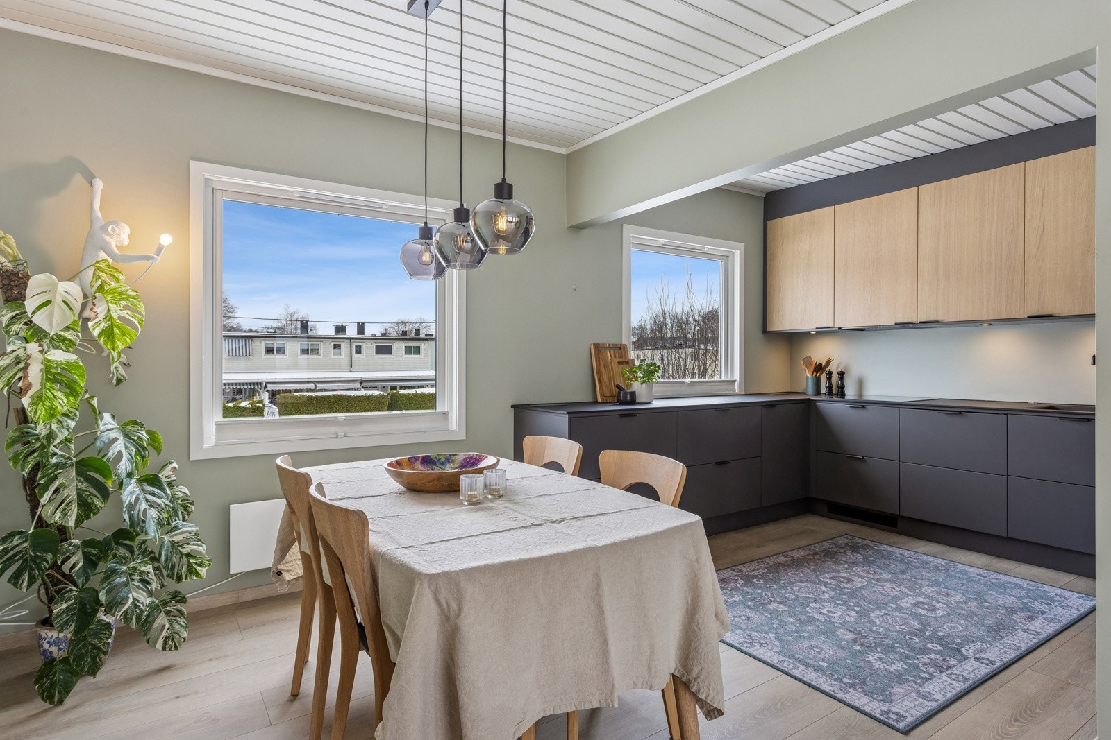 Spisestuen ligger i tilknytning til kjøkkenet med god plass til stort spisebord for hyggelige sammenkomster. Galleribilde