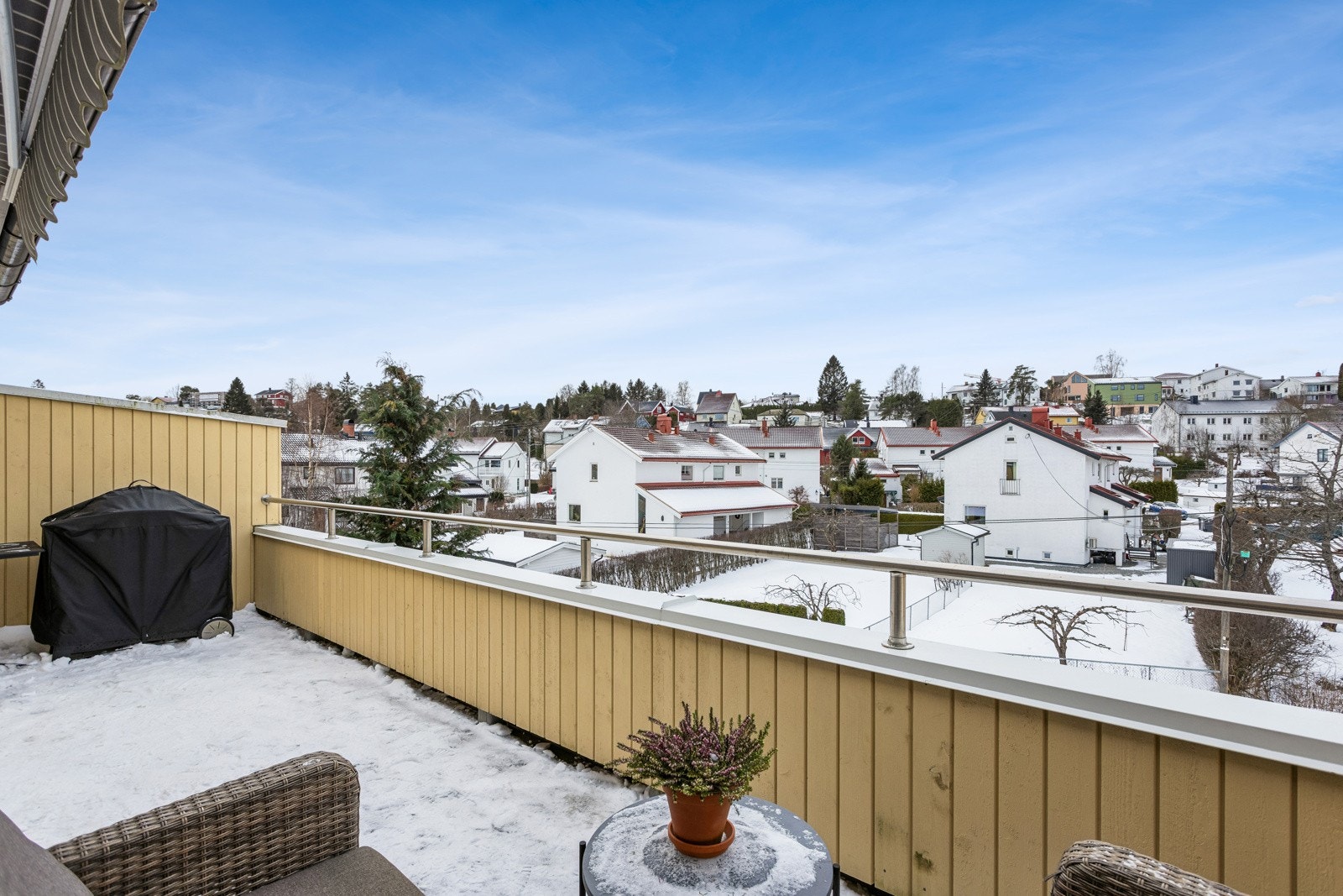 Usjenert og deilig veranda med sol til sent på kveld. Galleribilde