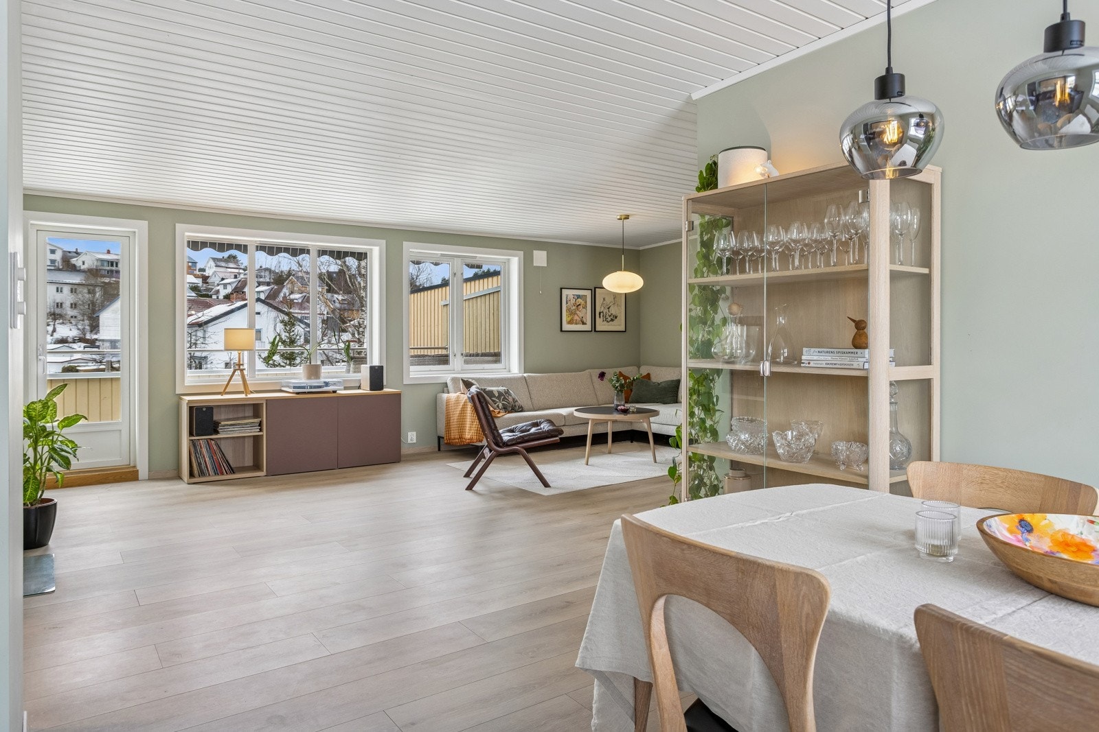 Det er godt med lysinnslipp fra både stue- og kjøkkensiden. Opprinnelig vegg mellom kjøkken og spisestue er fjernet. Galleribilde