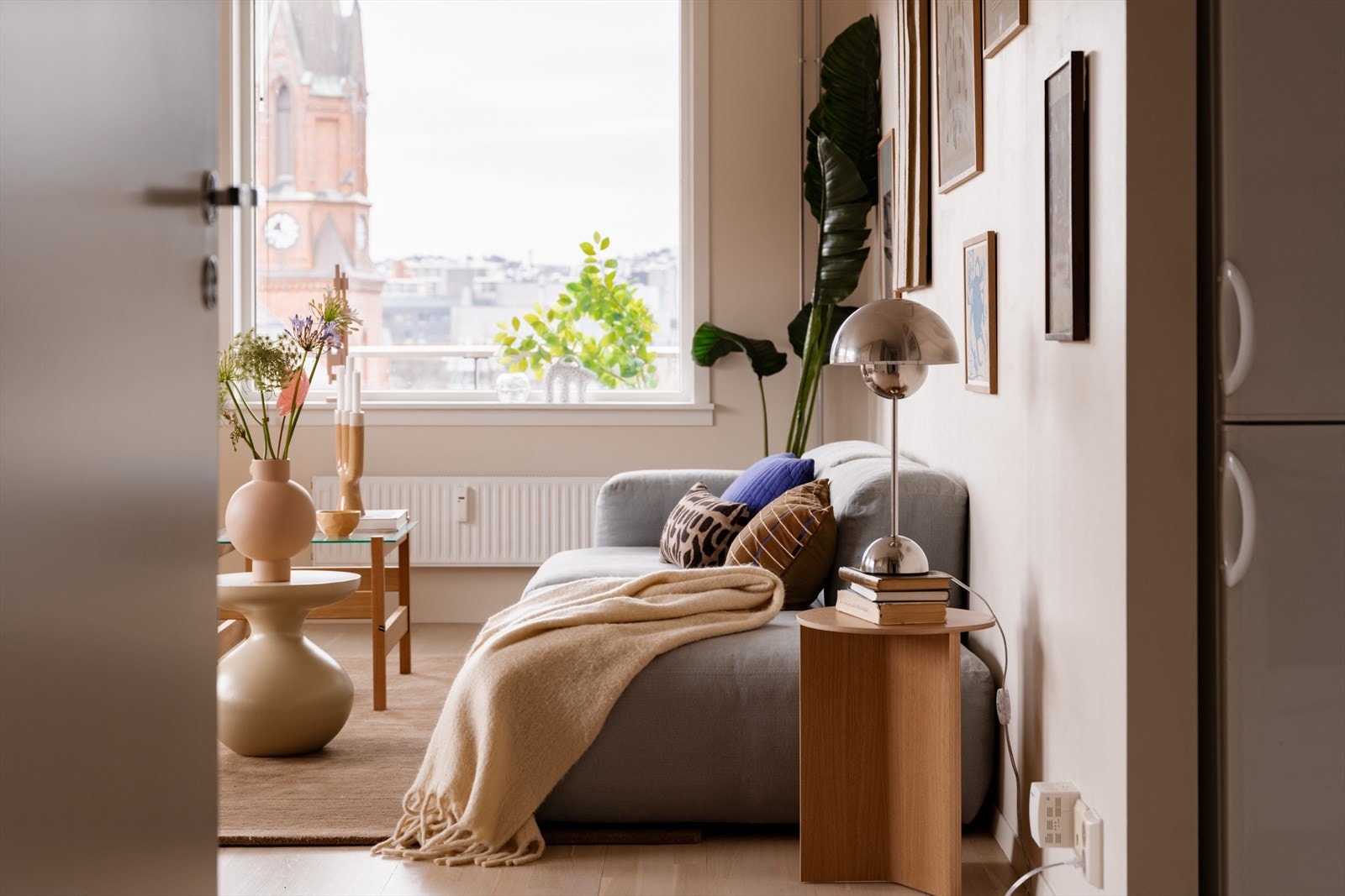 Fra kjøkkenet har du god oversikt over stuen. Galleribilde