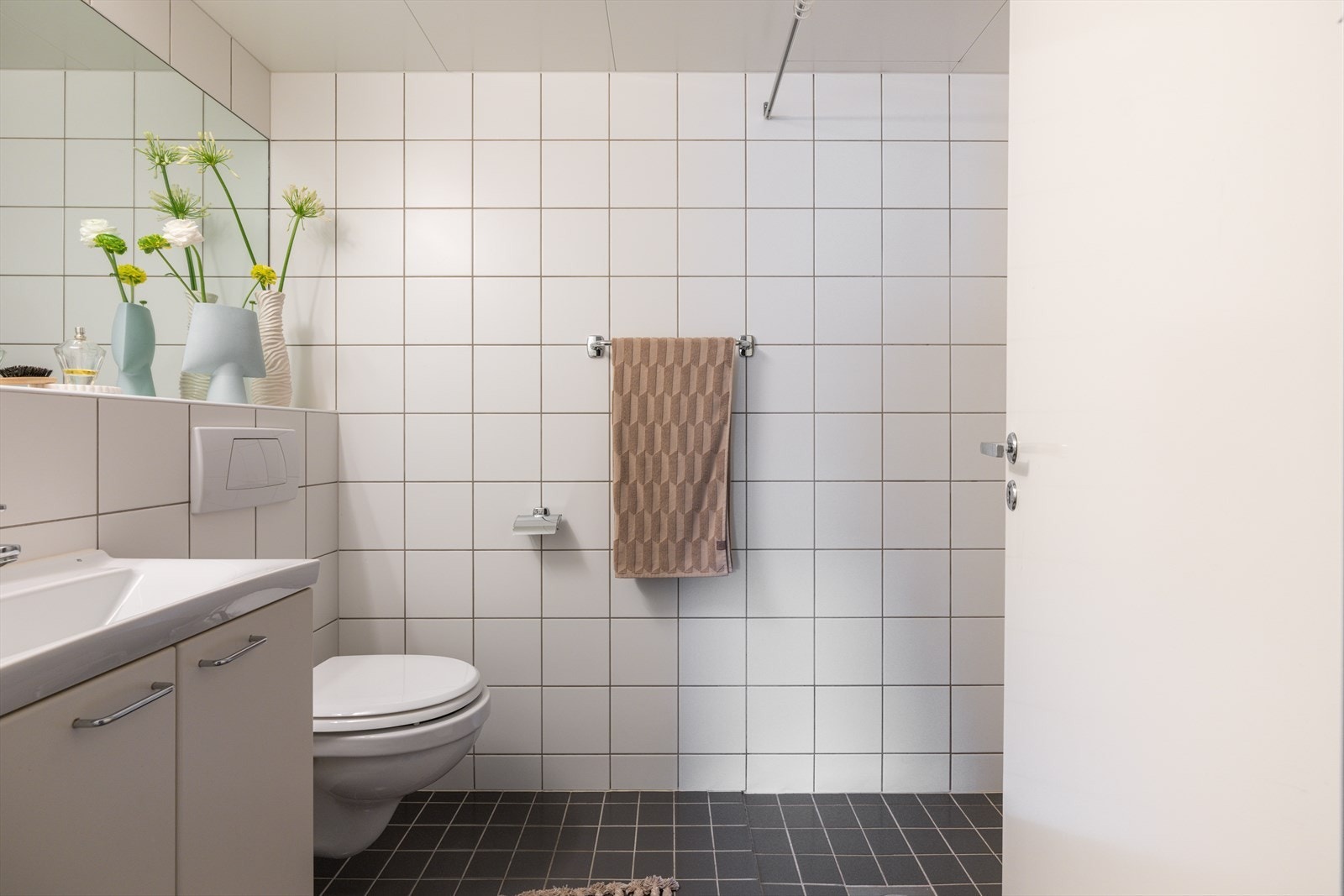 Badet er utstyrt med servant med ettgreps blandebatteri. Galleribilde