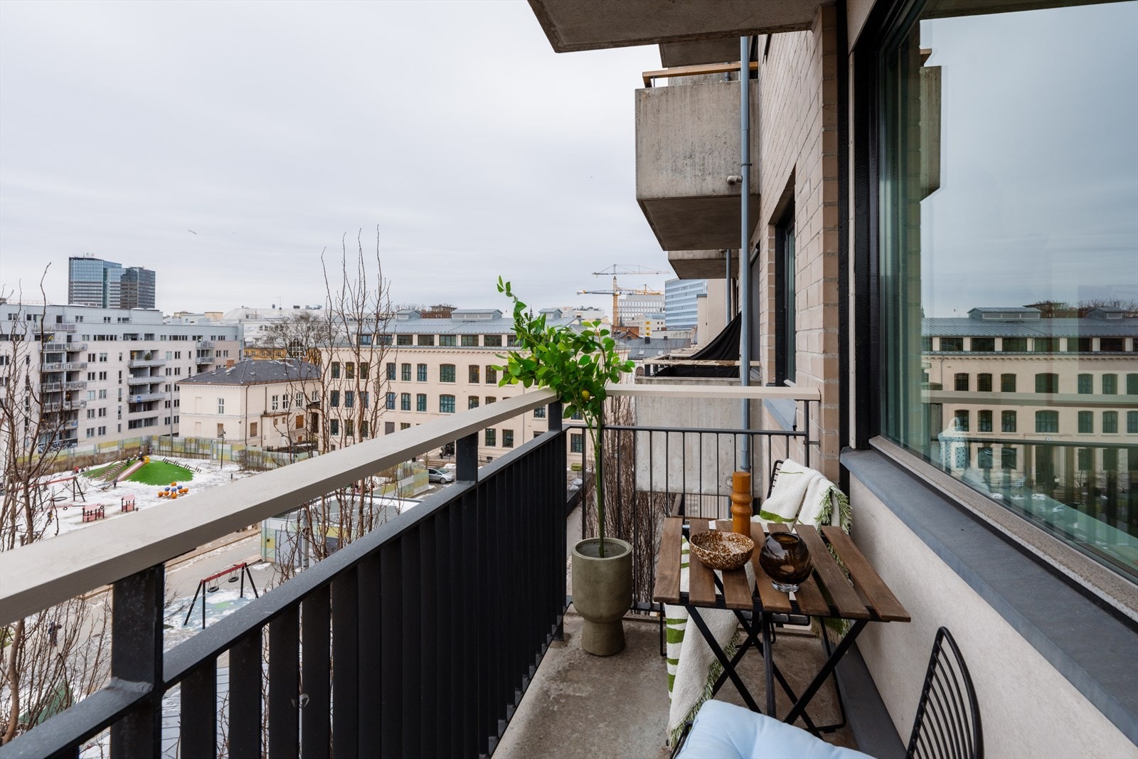 Den sydøstvendte balkongen på 3 m² har plass til en sittegruppe. Galleribilde