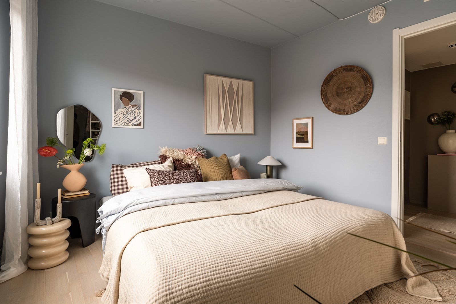 Soverommet er romslig og har god plass til dobbeltseng med tilhørende nattbord. Galleribilde