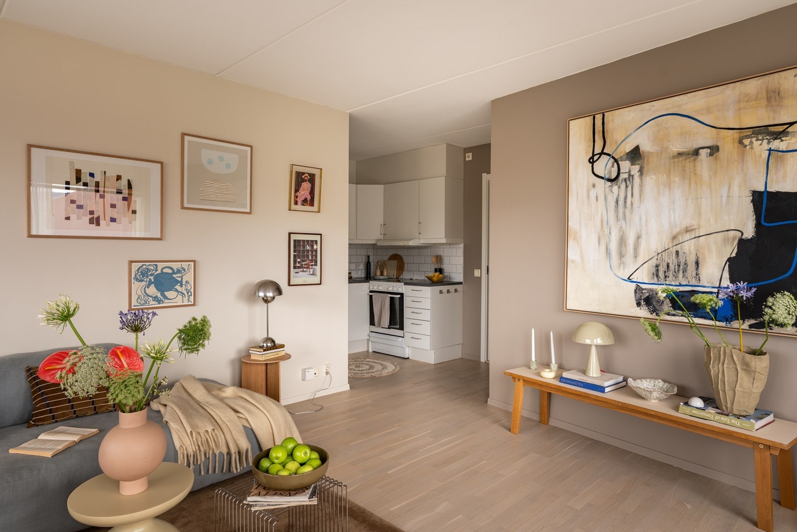 Fra stuen er det en delvis åpen løsning inn mot kjøkkenet. Galleribilde