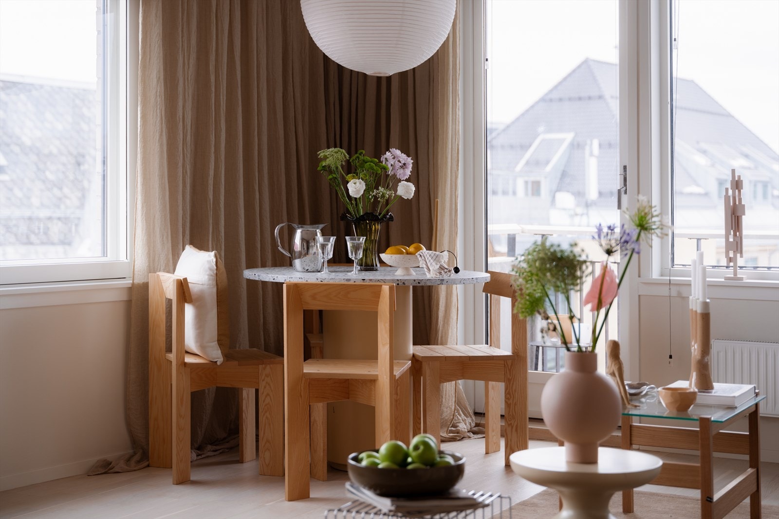 Her er det god plass til både sofagruppe og spisebord. Galleribilde