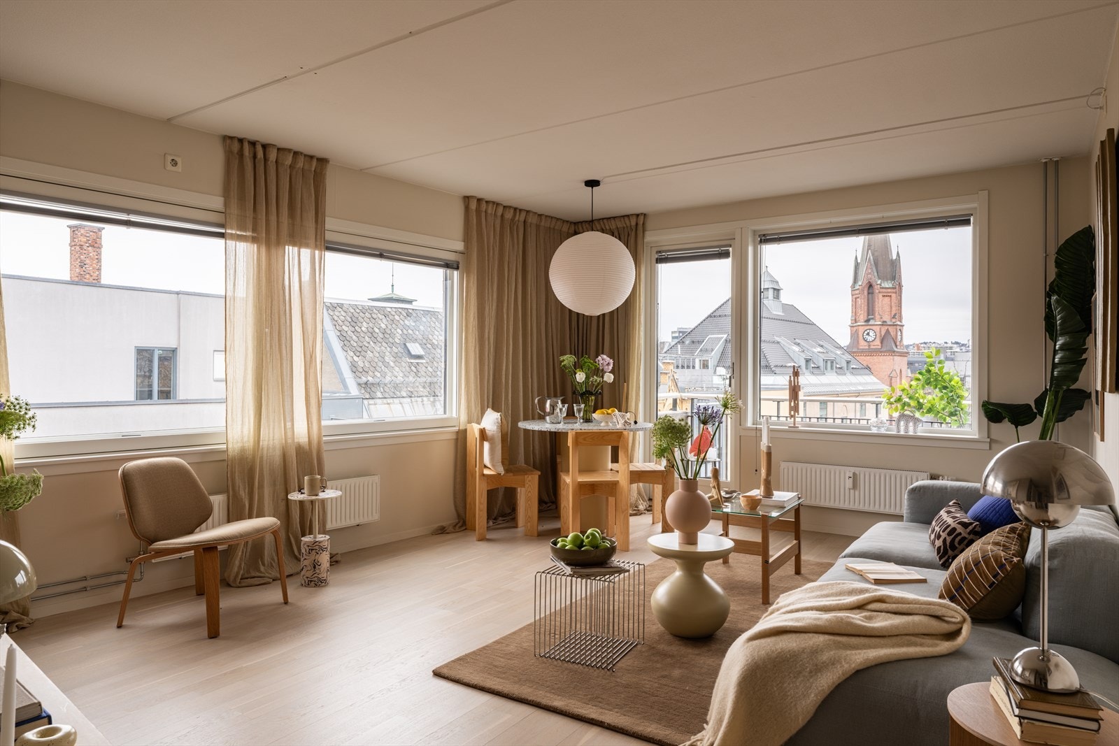 Stuen har store vindusflater som gir rikelig med lys. Galleribilde