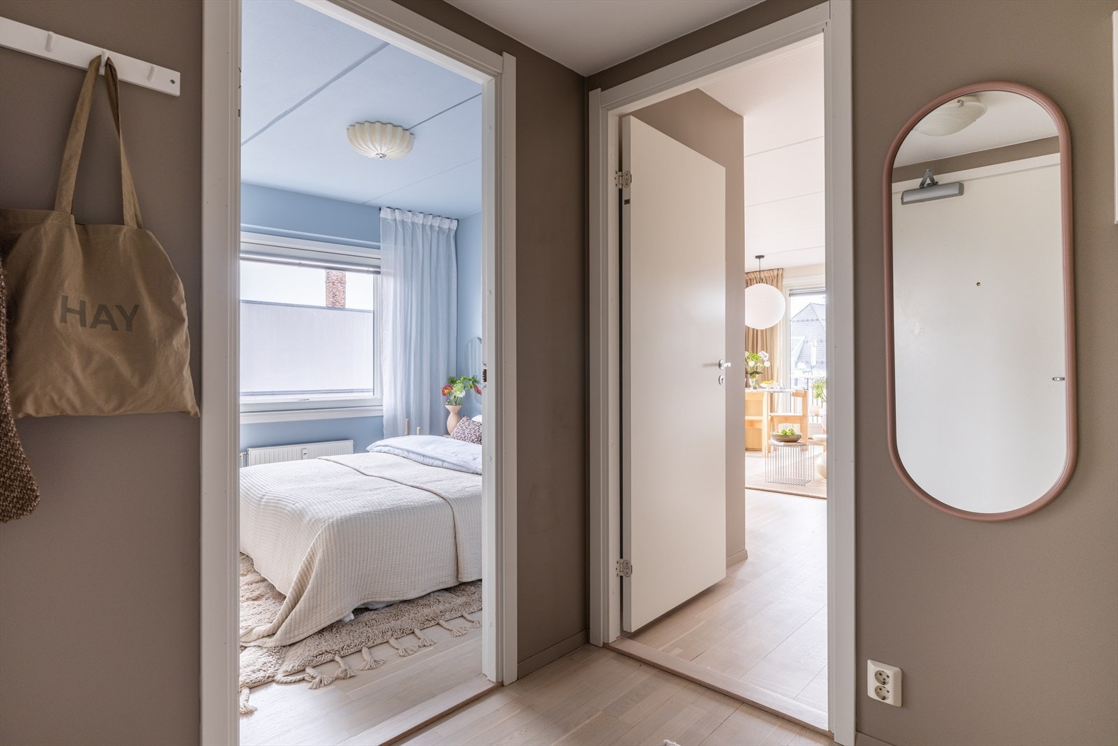 Fra entreen er det adkomst til leilighetens private rom. Galleribilde