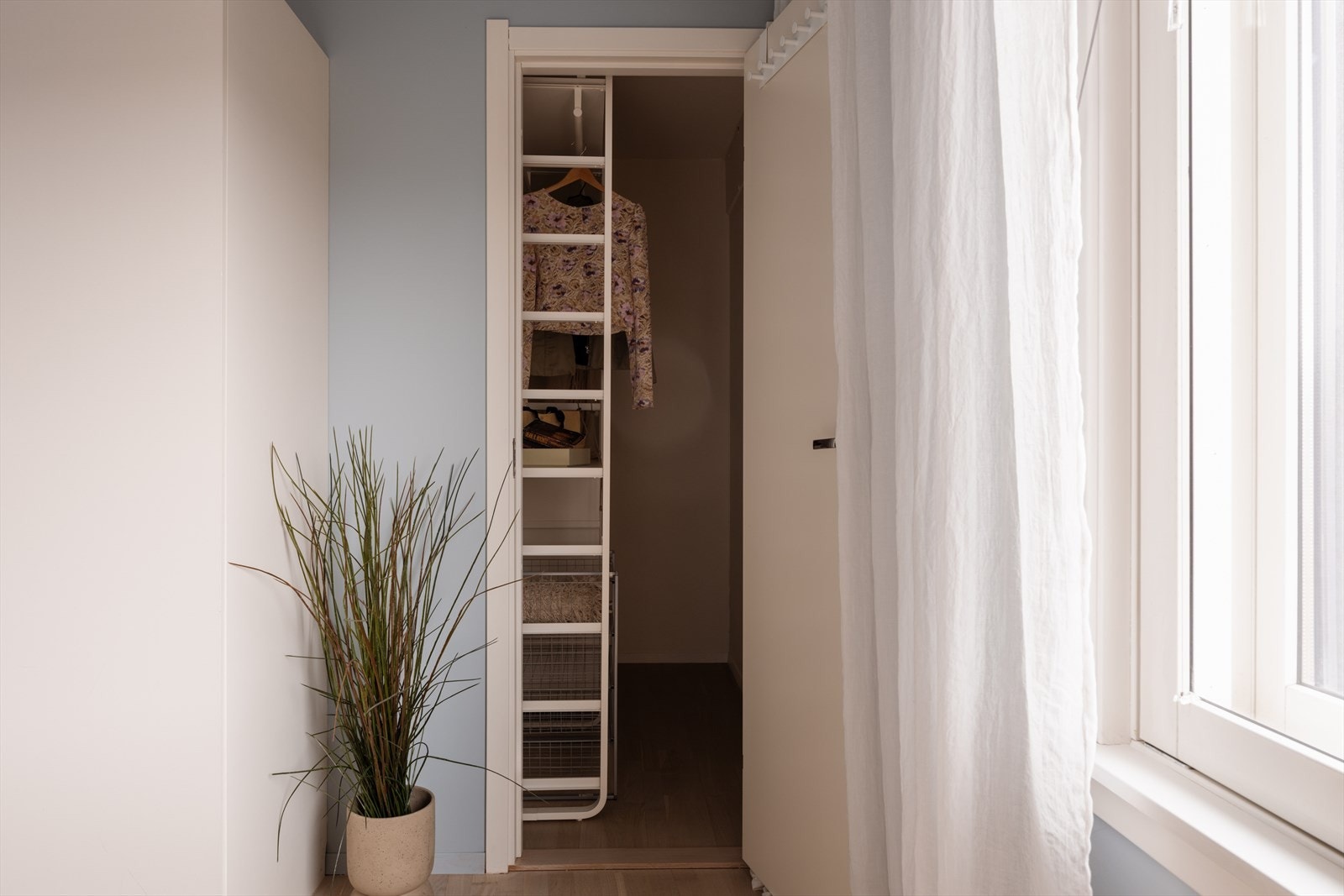 I tilknytning til soverommet er det en praktisk innvendig bod. Galleribilde