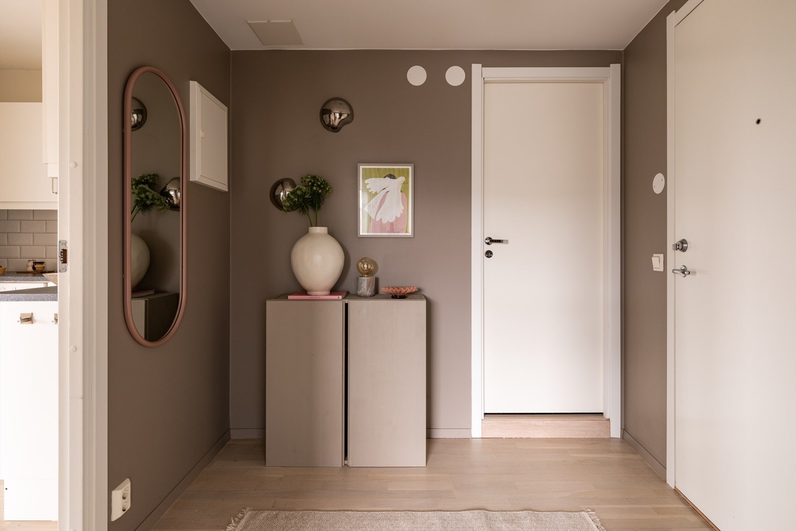 Praktisk entré med 3-stavs parkett og plass til yttertøy. Galleribilde