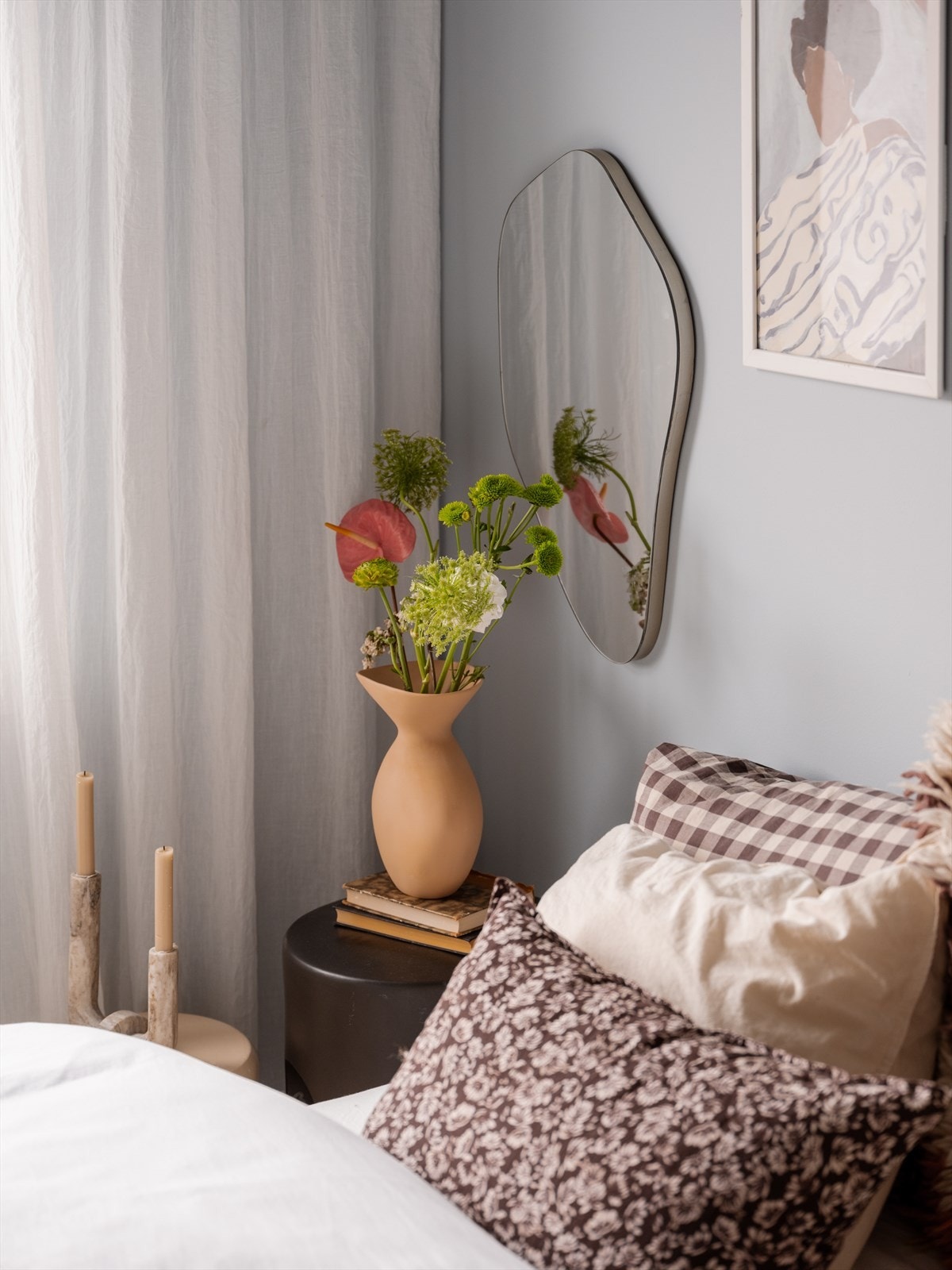 Soverommet har plass til nattbord på begge sider av sengen. Galleribilde