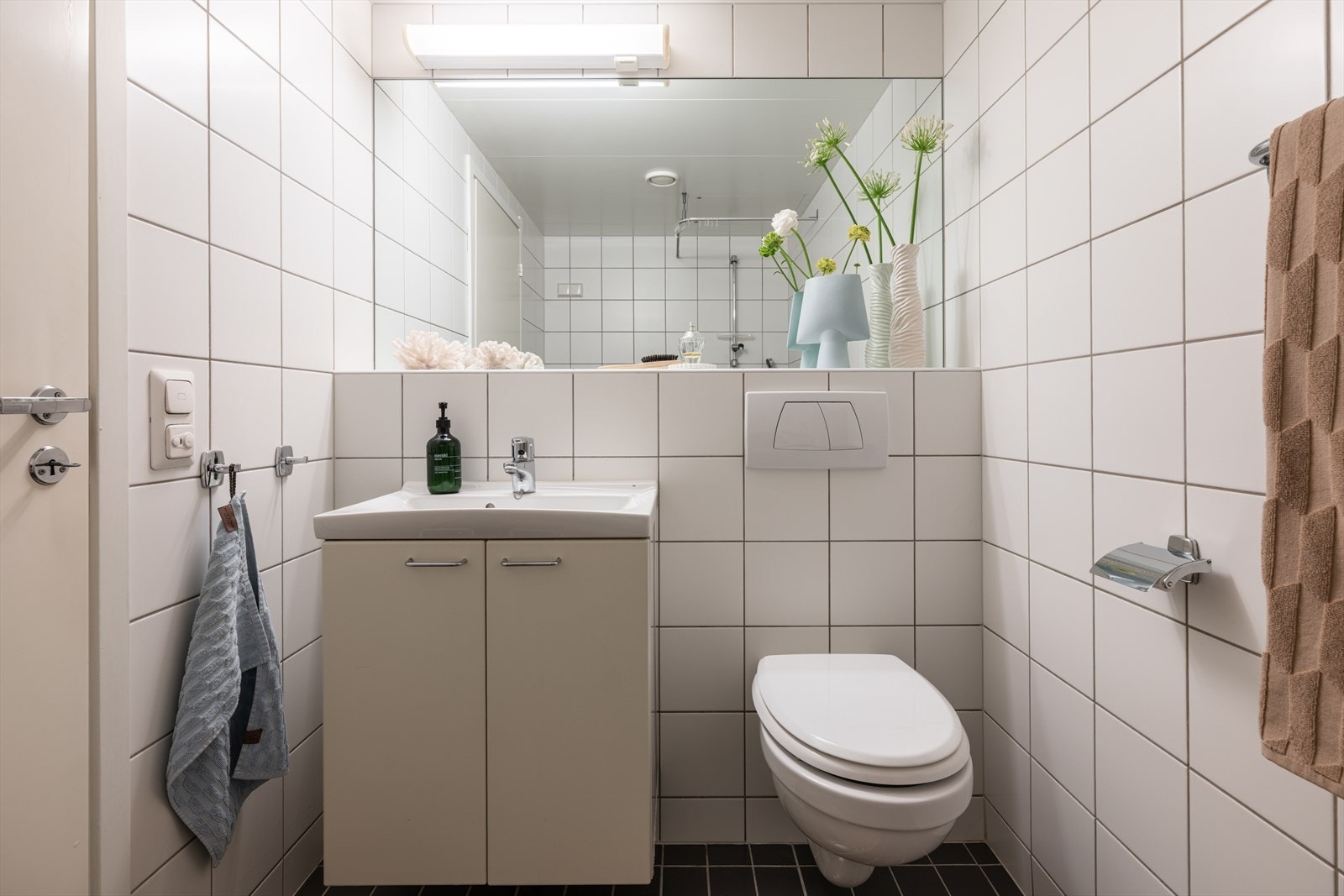 Baderomskabinen har mekanisk avtrekksventil som sikrer god ventilasjon. Galleribilde