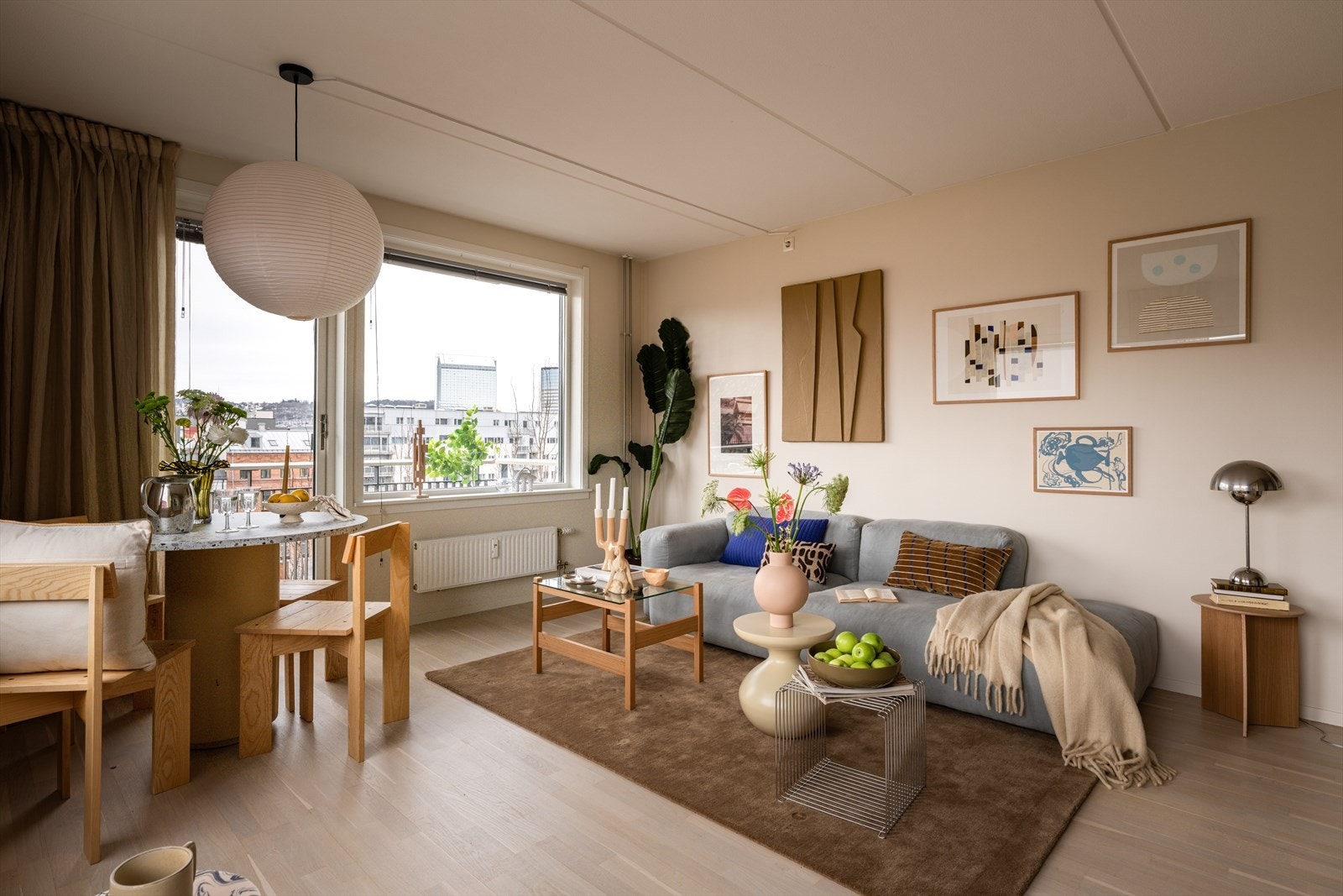 Leiligheten har en gjennomgående 3-stavs parkett på gulvene. Galleribilde