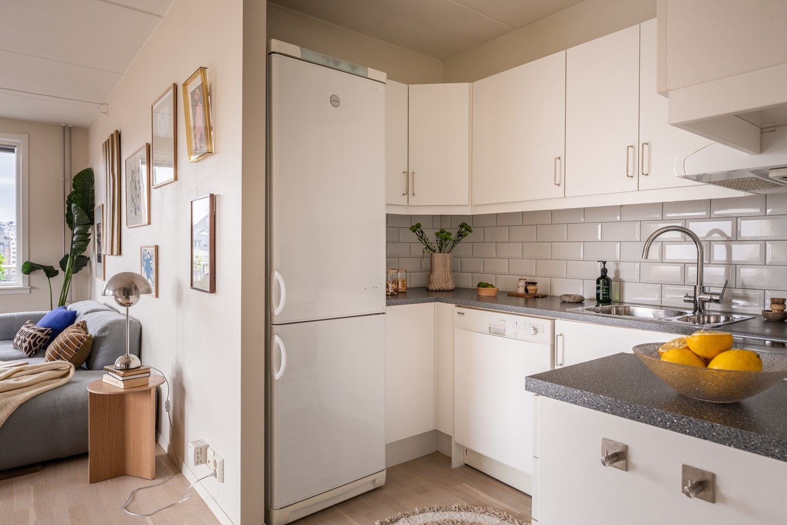 En lys og arealeffektiv 2-roms leilighet i et moderne bygg fra 2004. Galleribilde