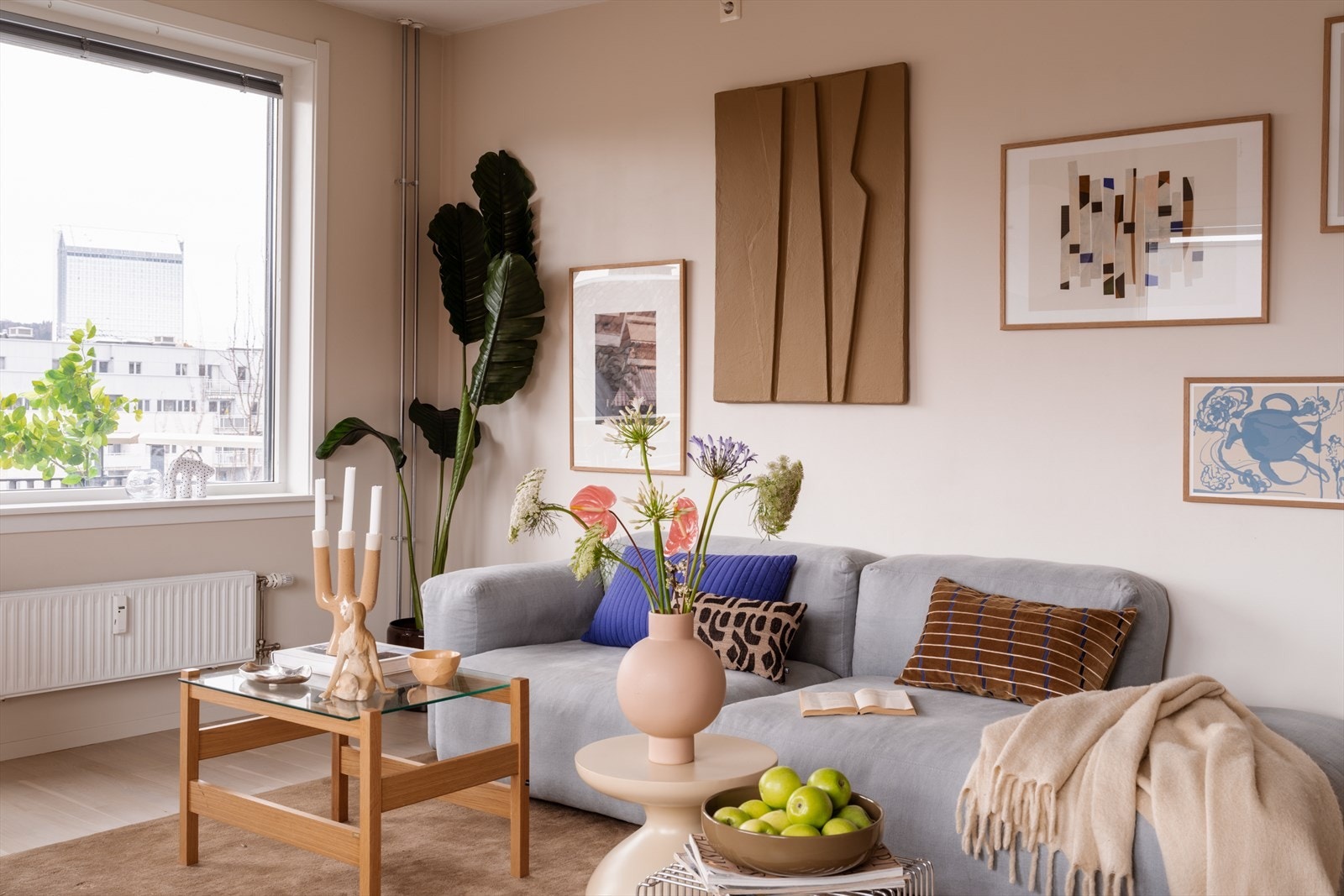 Takhøyden på cirka 2,5 meter bidrar til en luftig romfølelse. Galleribilde