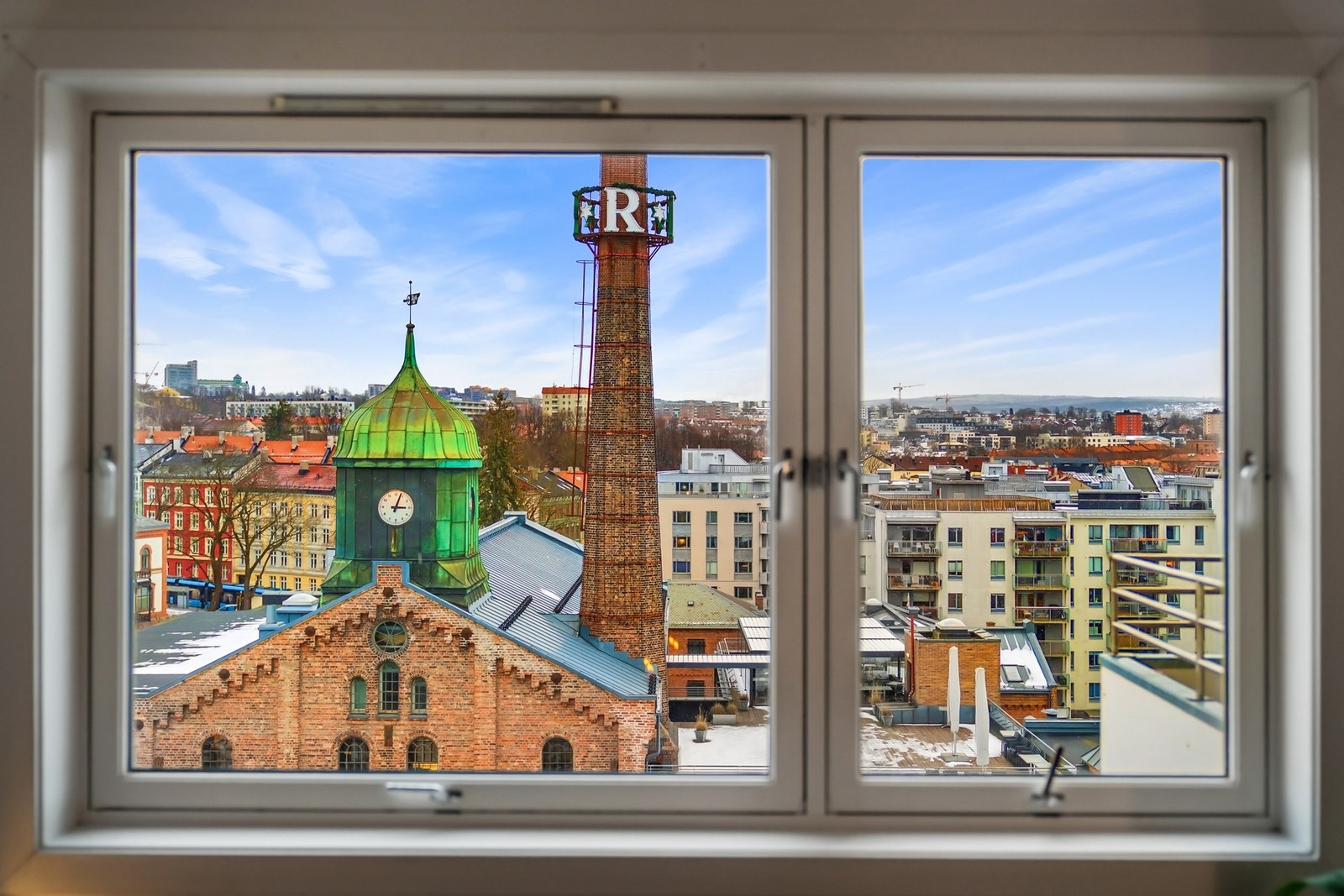 Her bor du supersentralt med kort vei til kaféer, servicetilbud, kollektivtransport og grønne lunger langs Akerselva. En urban og levende beliggenhet som kombinerer byliv og rekreasjon på en svært god måte. Galleribilde