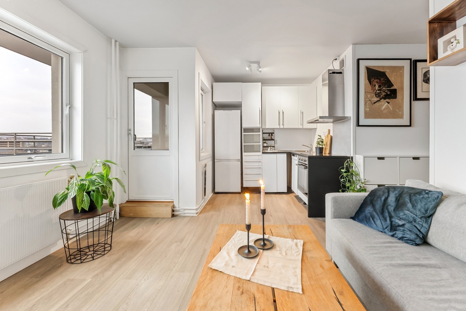 Areal effektivt kjøkken i åpen løsning, oppgradert i 2017/2018. Integrerte hvitevarer og en praktisk løsning som utnytter plassen godt. Galleribilde