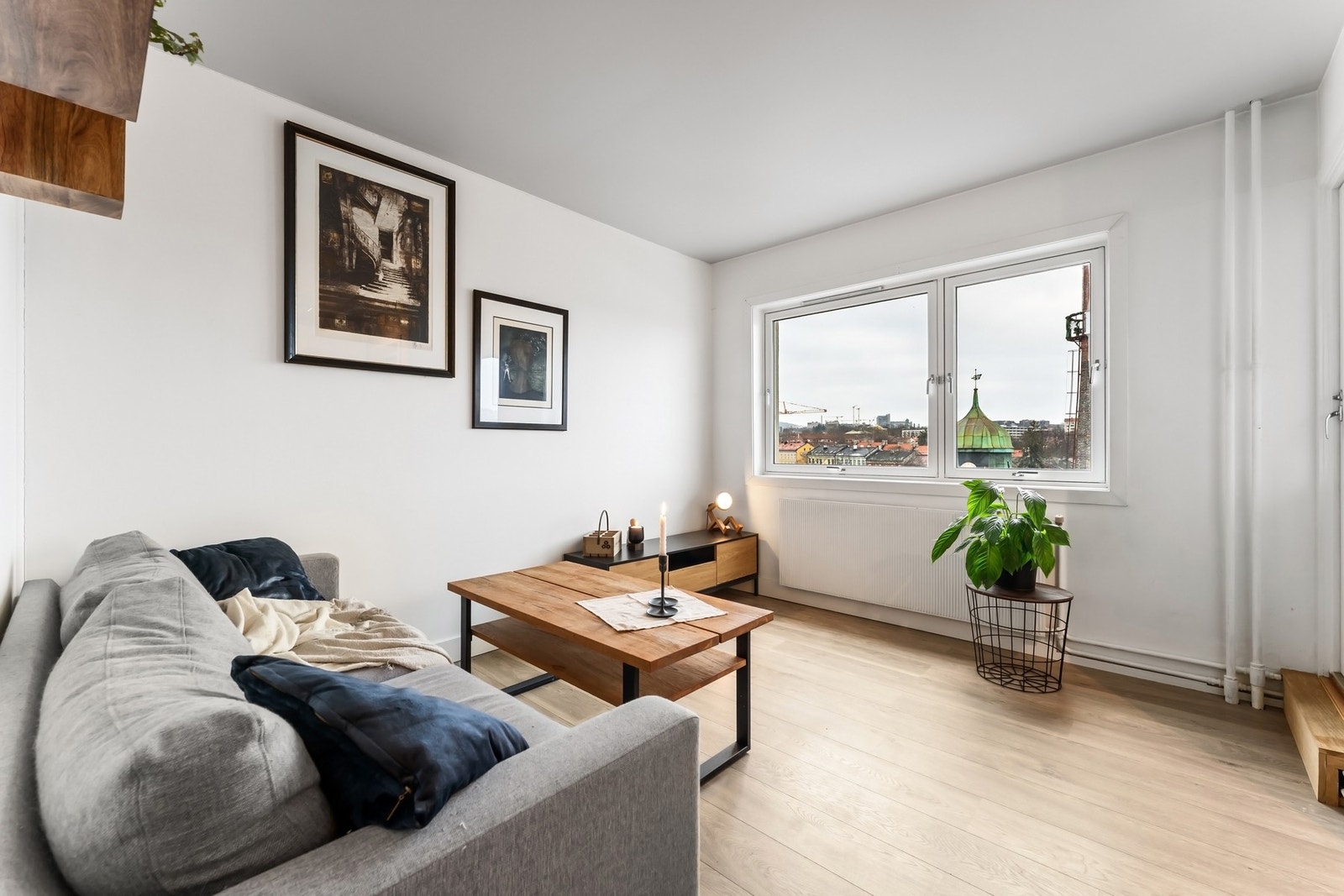 Lys og arealeffektiv leilighet med høy beliggenhet, balkong og gjennomtenkt planløsning. Bad rehabilitert i 2022, kjøkken fra 2017/2018 og IN-ordning som gir mulighet for å redusere felleskostnadene. Et svært attraktivt førstegangskjøp uten dokumentavgift Galleribilde