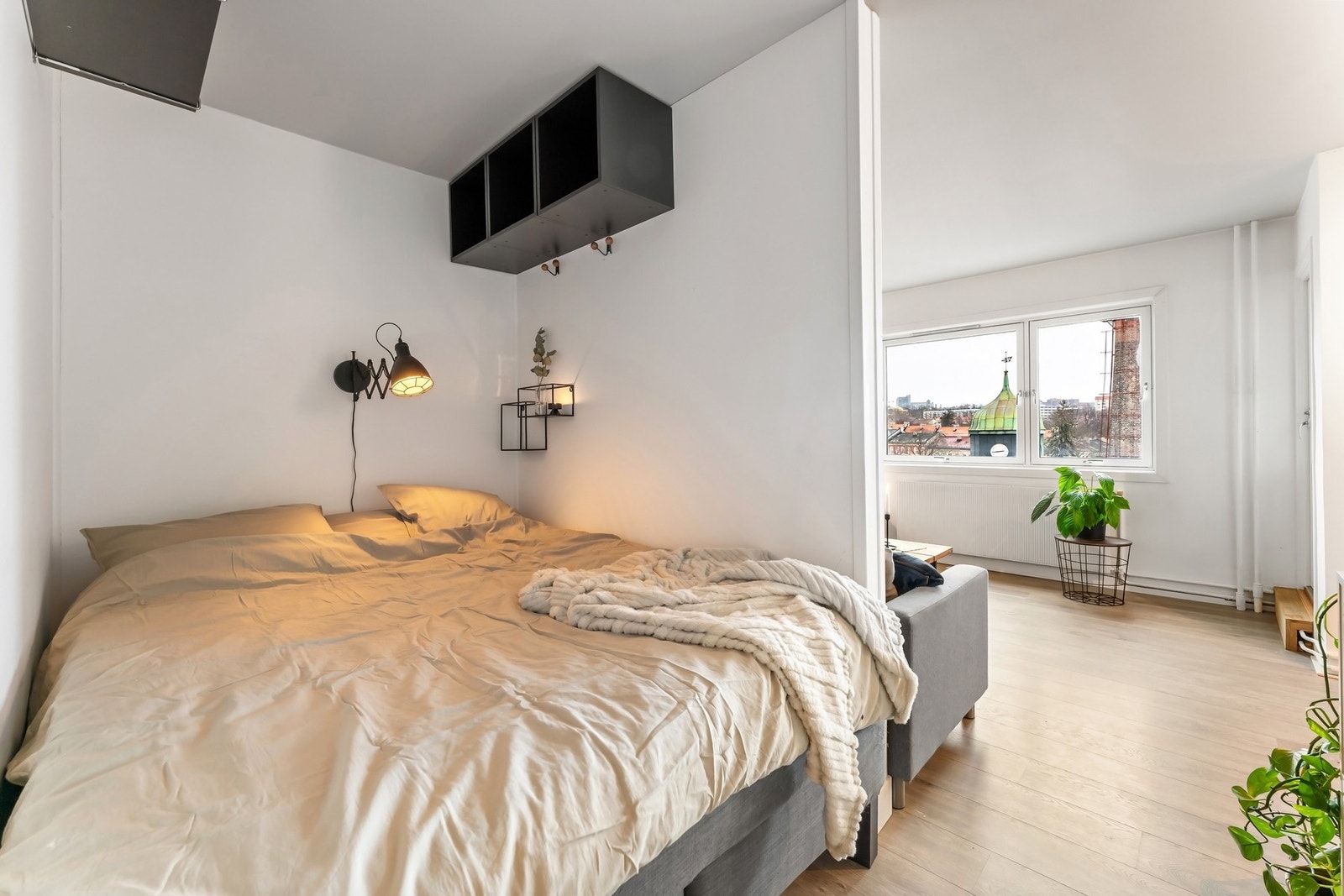 Smart etablert sovealkove som gir en skjermet og rolig sone for dobbeltseng, samtidig som planløsningen oppleves åpen og luftig. Galleribilde