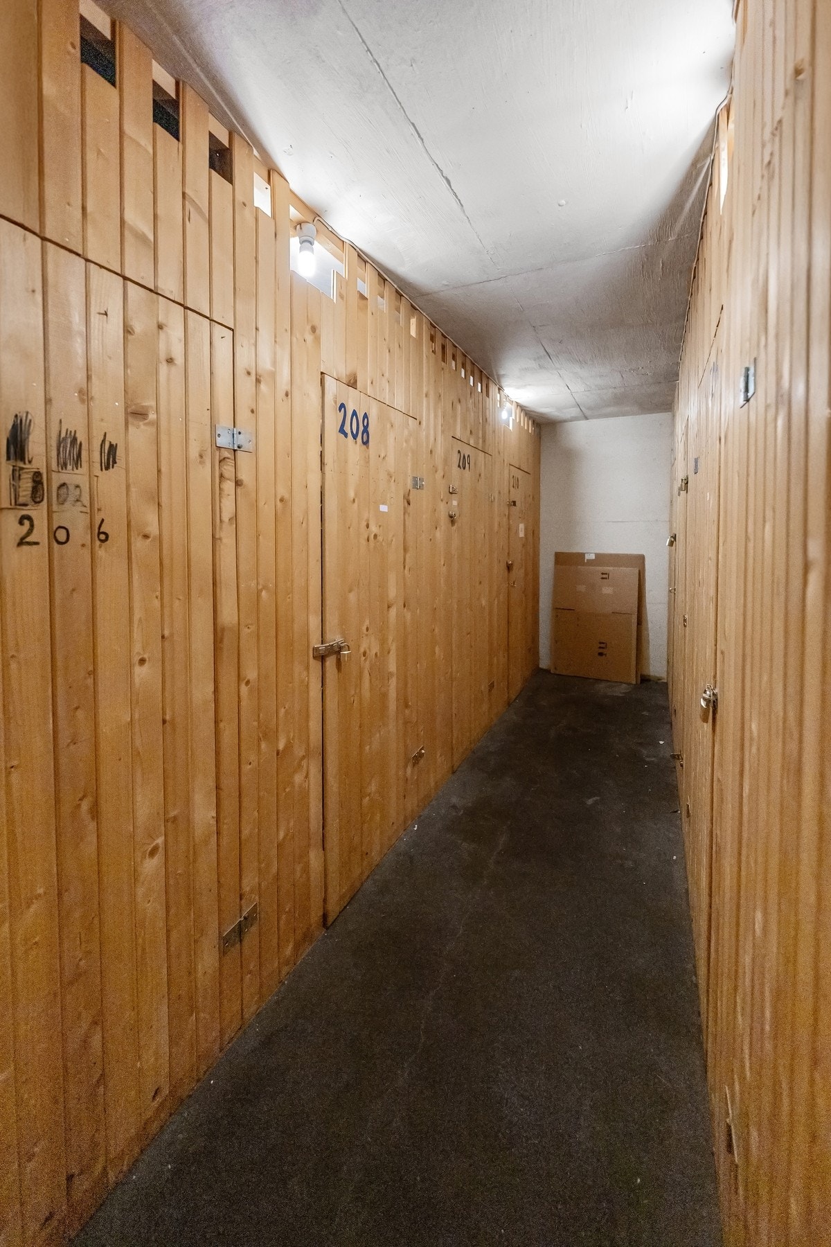 Praktisk ekstern bod som gir ekstra lagringsplass for sesongutstyr og annet du ikke trenger i hverdagen. Galleribilde