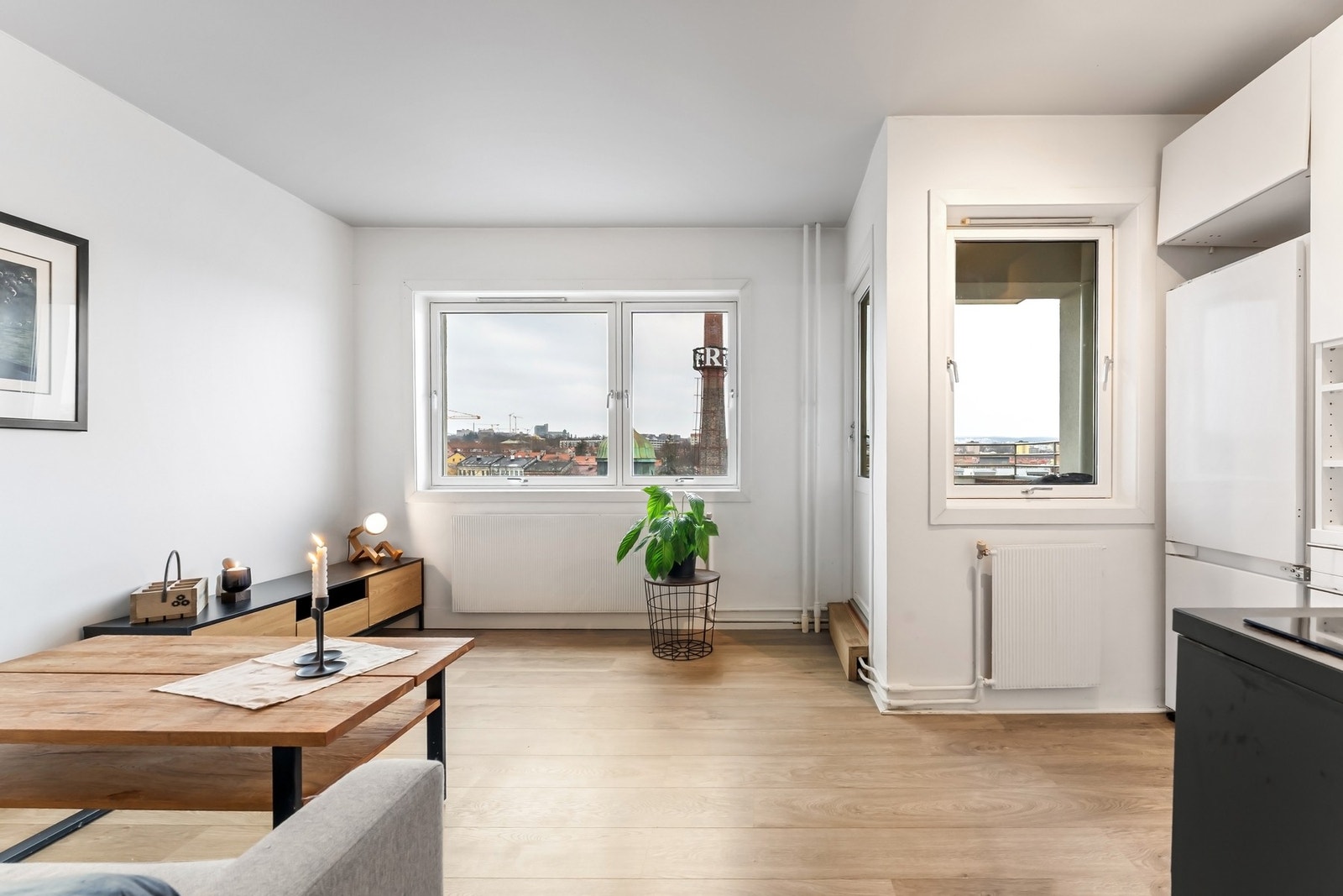 Gjennomgående lyse overflater og store vinduer som slipper utsikten rett inn i rommet. En effektiv og trivelig stue som passer perfekt som førstegangskjøp. Galleribilde