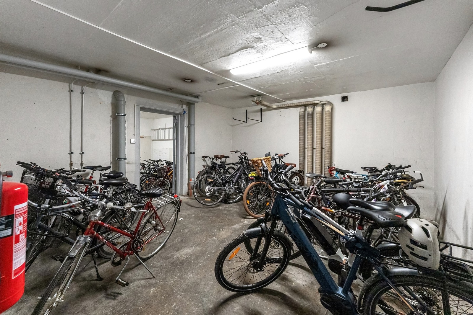 Praktisk felles sykkelbod i borettslaget med god kapasitet. Galleribilde