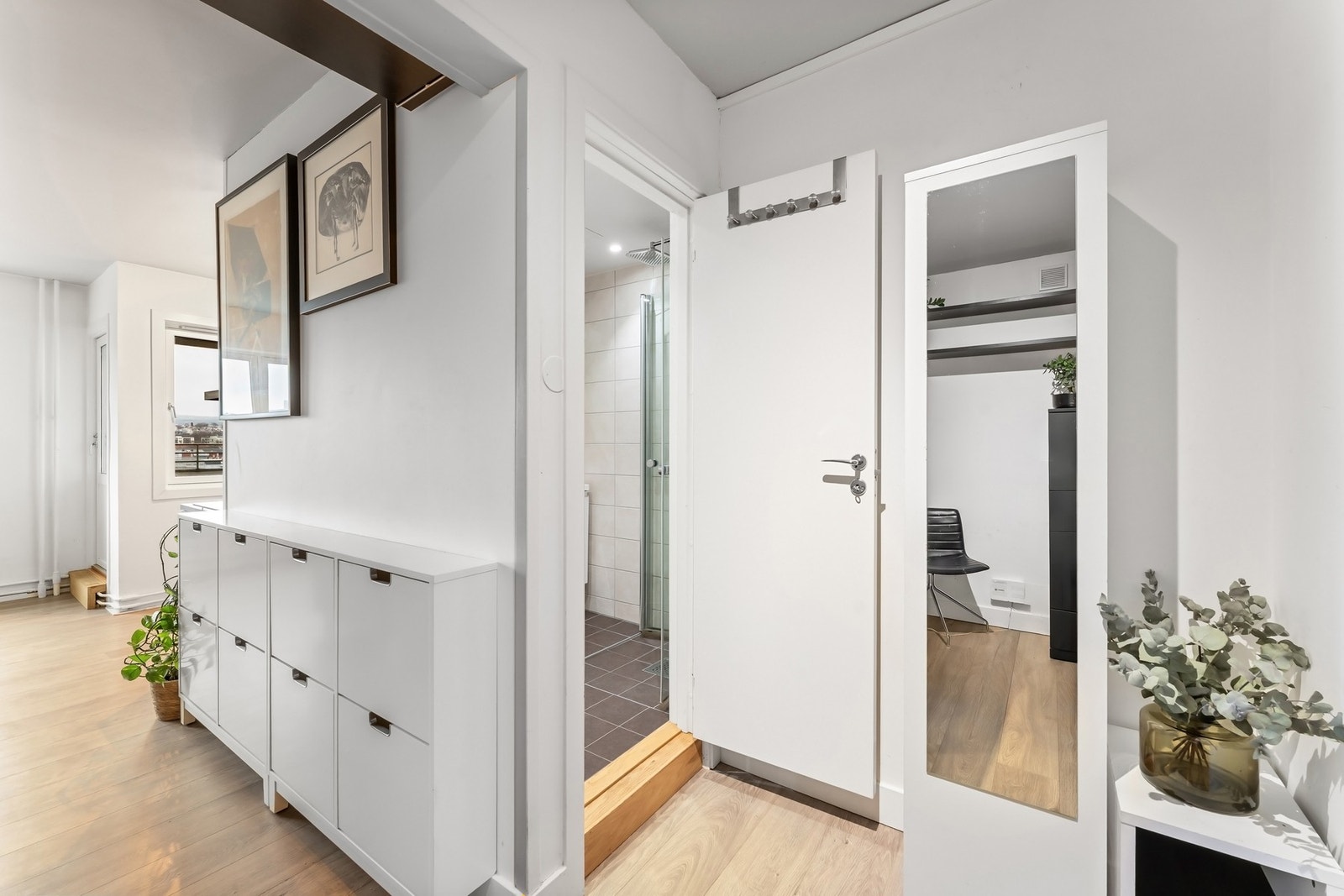 Effektiv planløsning med god flyt mellom entré, bad og stue. Her får du en gjennomtenkt arealutnyttelse. Galleribilde