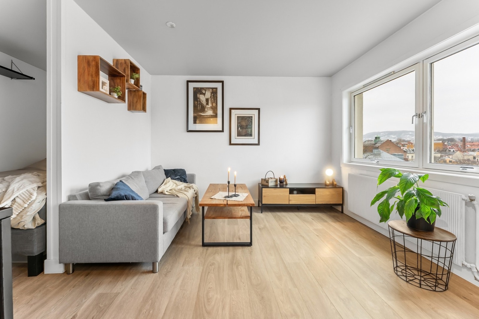 Lys og luftig stue med store vindusflater og fin utsikt. Her bor du komfortabelt med fyring, varmtvann og internett inkludert i felleskostnadene. Galleribilde